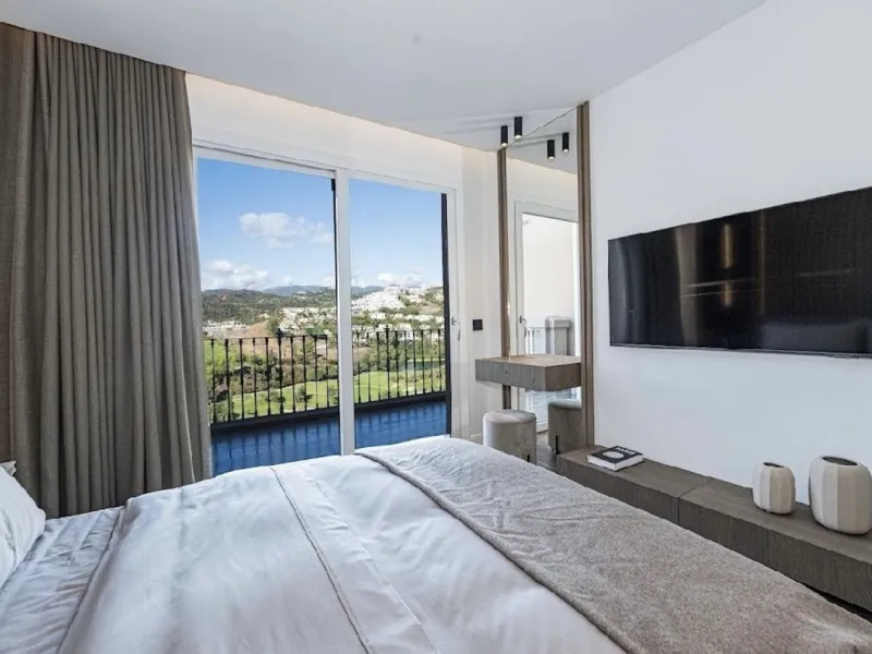 Located in the prestigious urbanisation of Monte Halcones, this stylish, fully renovated townhouse offers the perfect blend of modern design, comfort, and prime location. Set within one of Benahavís' most sought-after residential areas, the property enjoy