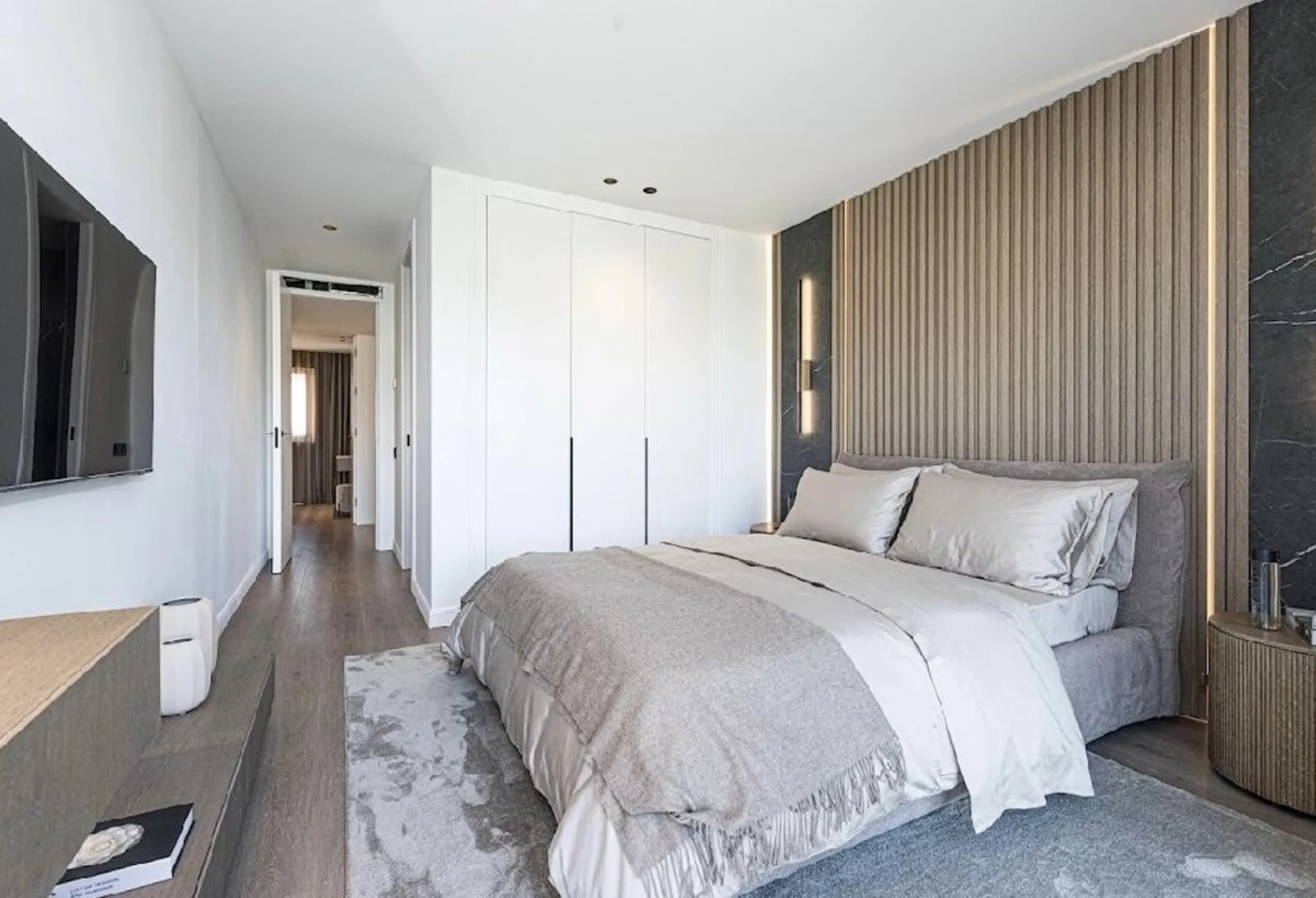 Located in the prestigious urbanisation of Monte Halcones, this stylish, fully renovated townhouse offers the perfect blend of modern design, comfort, and prime location. Set within one of Benahavís' most sought-after residential areas, the property enjoy