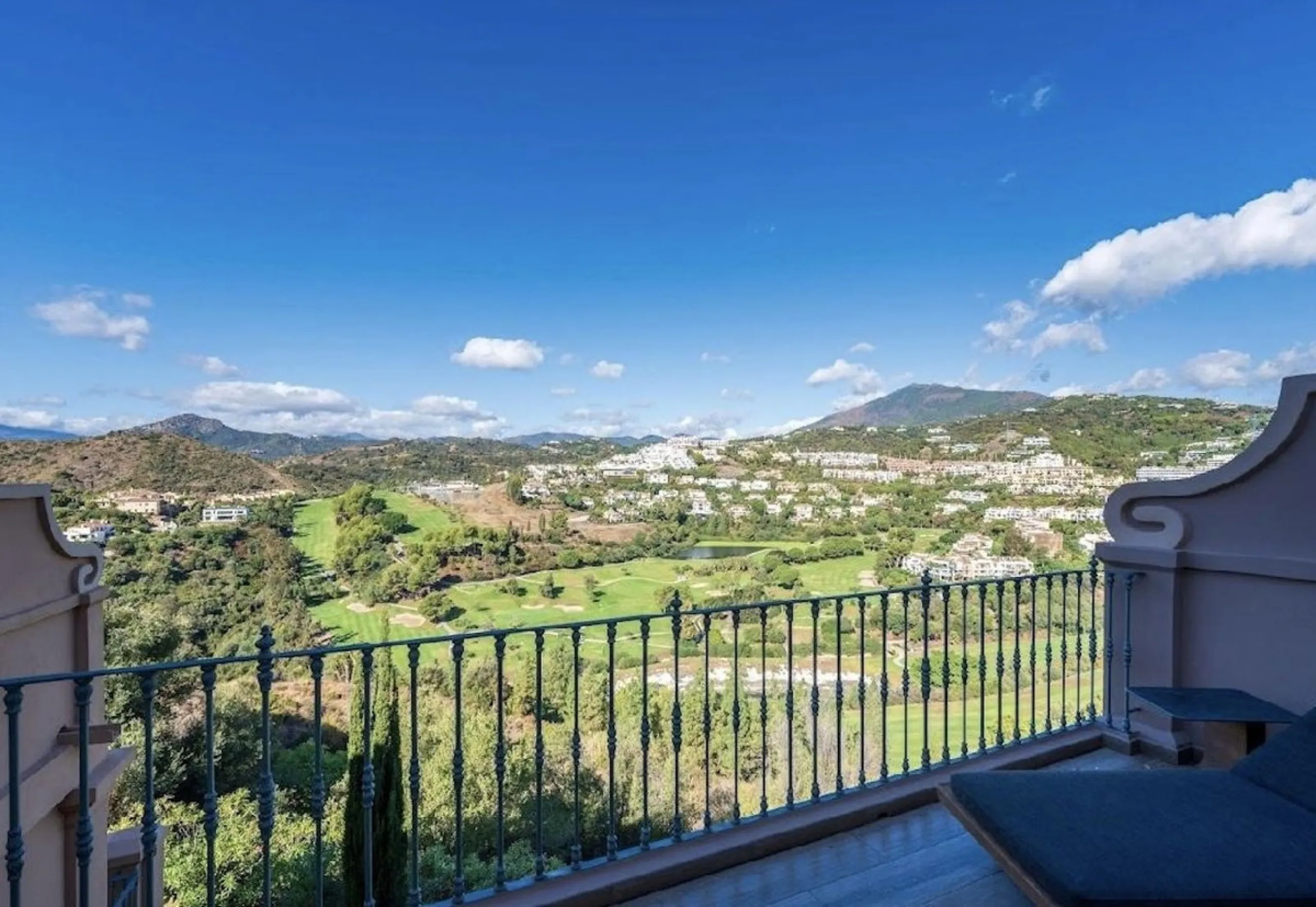 Located in the prestigious urbanisation of Monte Halcones, this stylish, fully renovated townhouse offers the perfect blend of modern design, comfort, and prime location. Set within one of Benahavís' most sought-after residential areas, the property enjoy