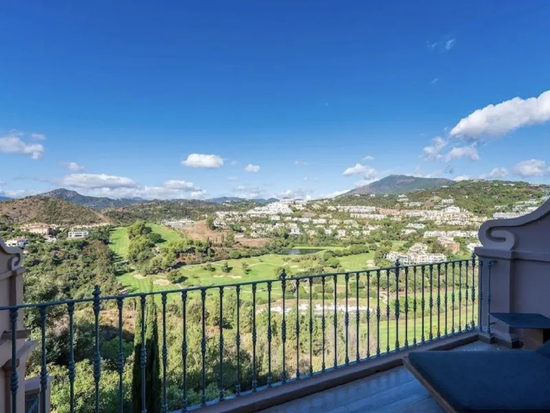 Located in the prestigious urbanisation of Monte Halcones, this stylish, fully renovated townhouse offers the perfect blend of modern design, comfort, and prime location. Set within one of Benahavís' most sought-after residential areas, the property enjoy