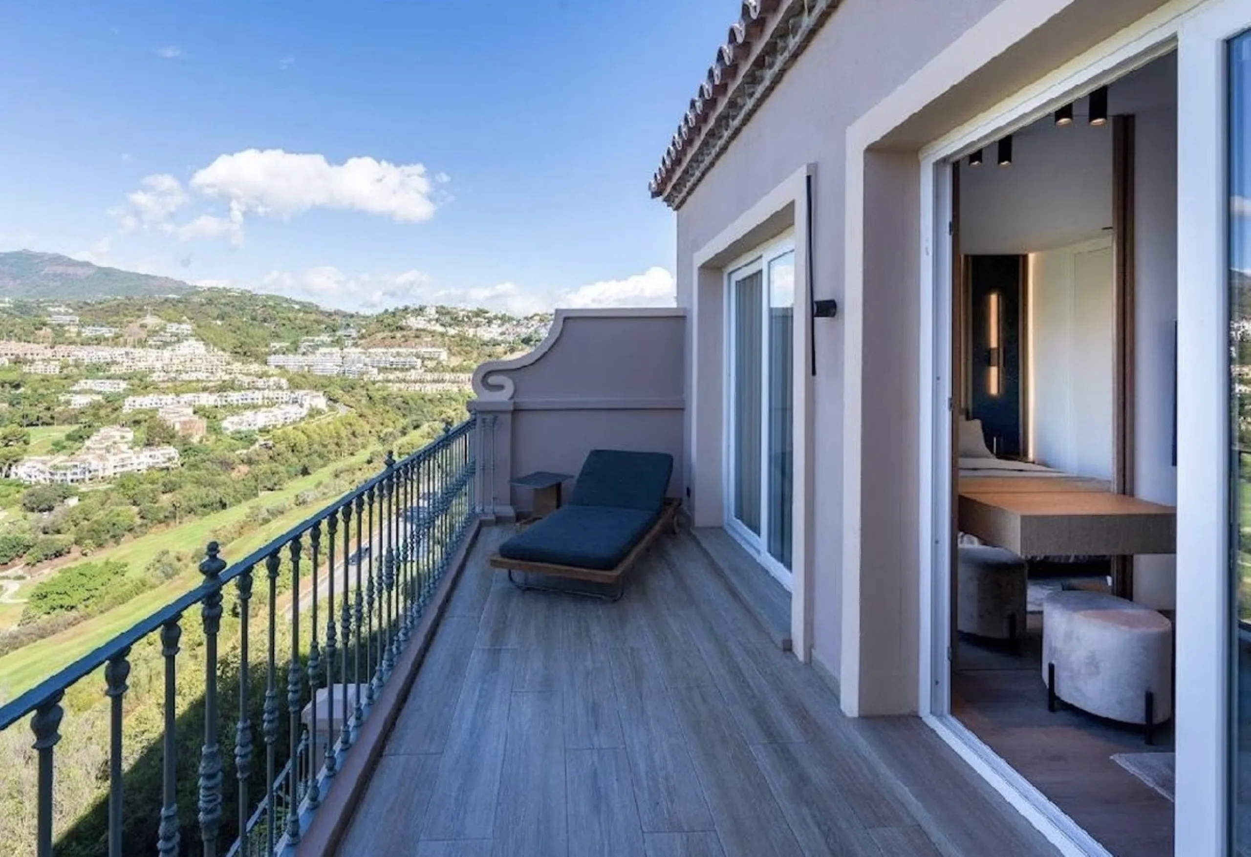 Located in the prestigious urbanisation of Monte Halcones, this stylish, fully renovated townhouse offers the perfect blend of modern design, comfort, and prime location. Set within one of Benahavís' most sought-after residential areas, the property enjoy