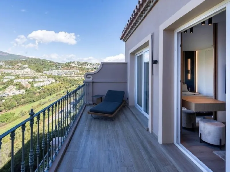 Located in the prestigious urbanisation of Monte Halcones, this stylish, fully renovated townhouse offers the perfect blend of modern design, comfort, and prime location. Set within one of Benahavís' most sought-after residential areas, the property enjoy