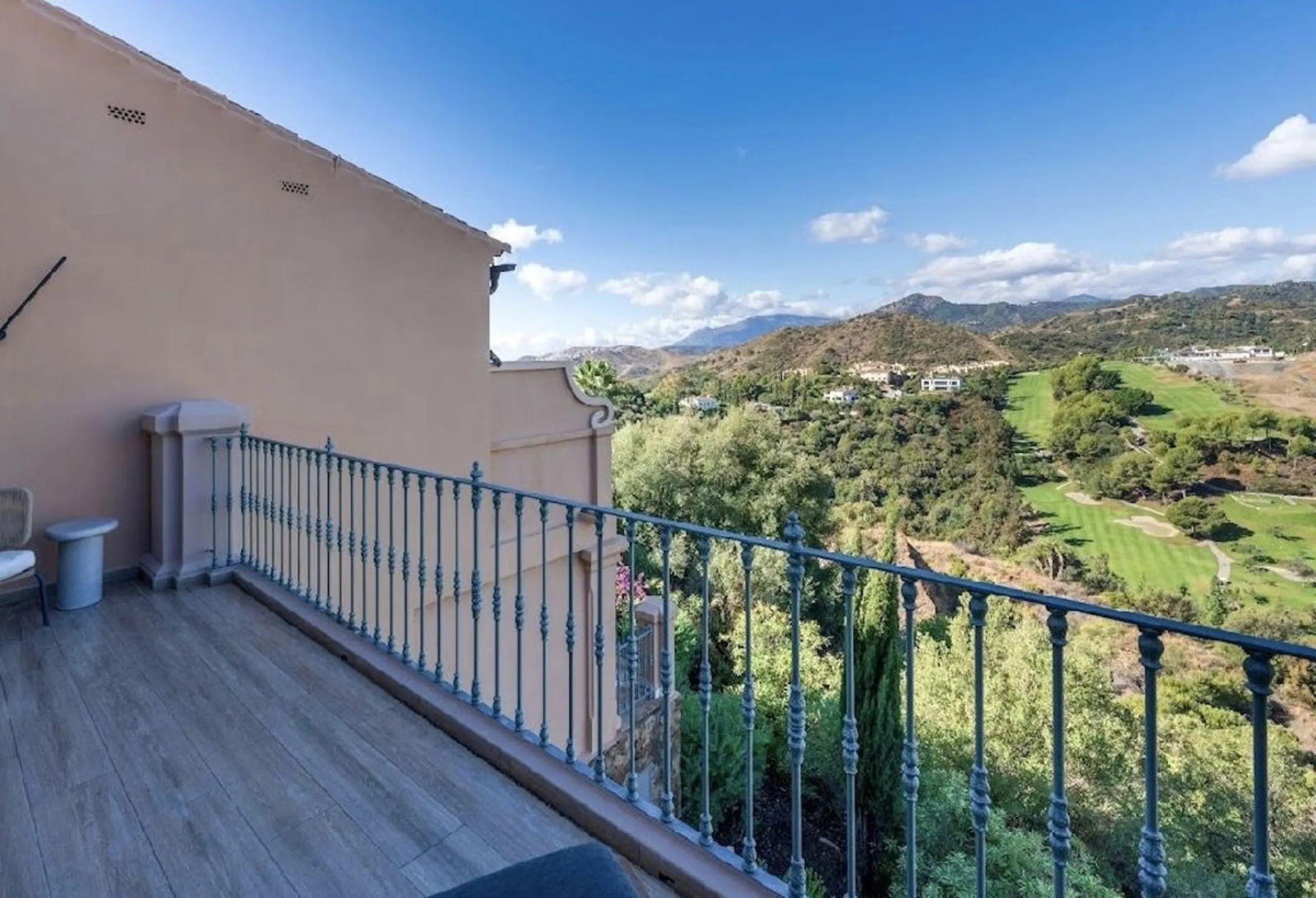 Located in the prestigious urbanisation of Monte Halcones, this stylish, fully renovated townhouse offers the perfect blend of modern design, comfort, and prime location. Set within one of Benahavís' most sought-after residential areas, the property enjoy