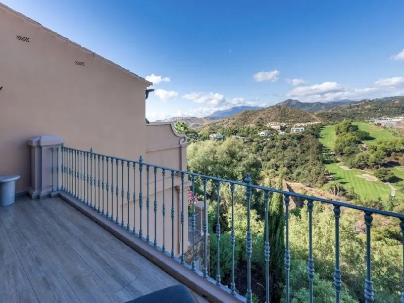 Located in the prestigious urbanisation of Monte Halcones, this stylish, fully renovated townhouse offers the perfect blend of modern design, comfort, and prime location. Set within one of Benahavís' most sought-after residential areas, the property enjoy
