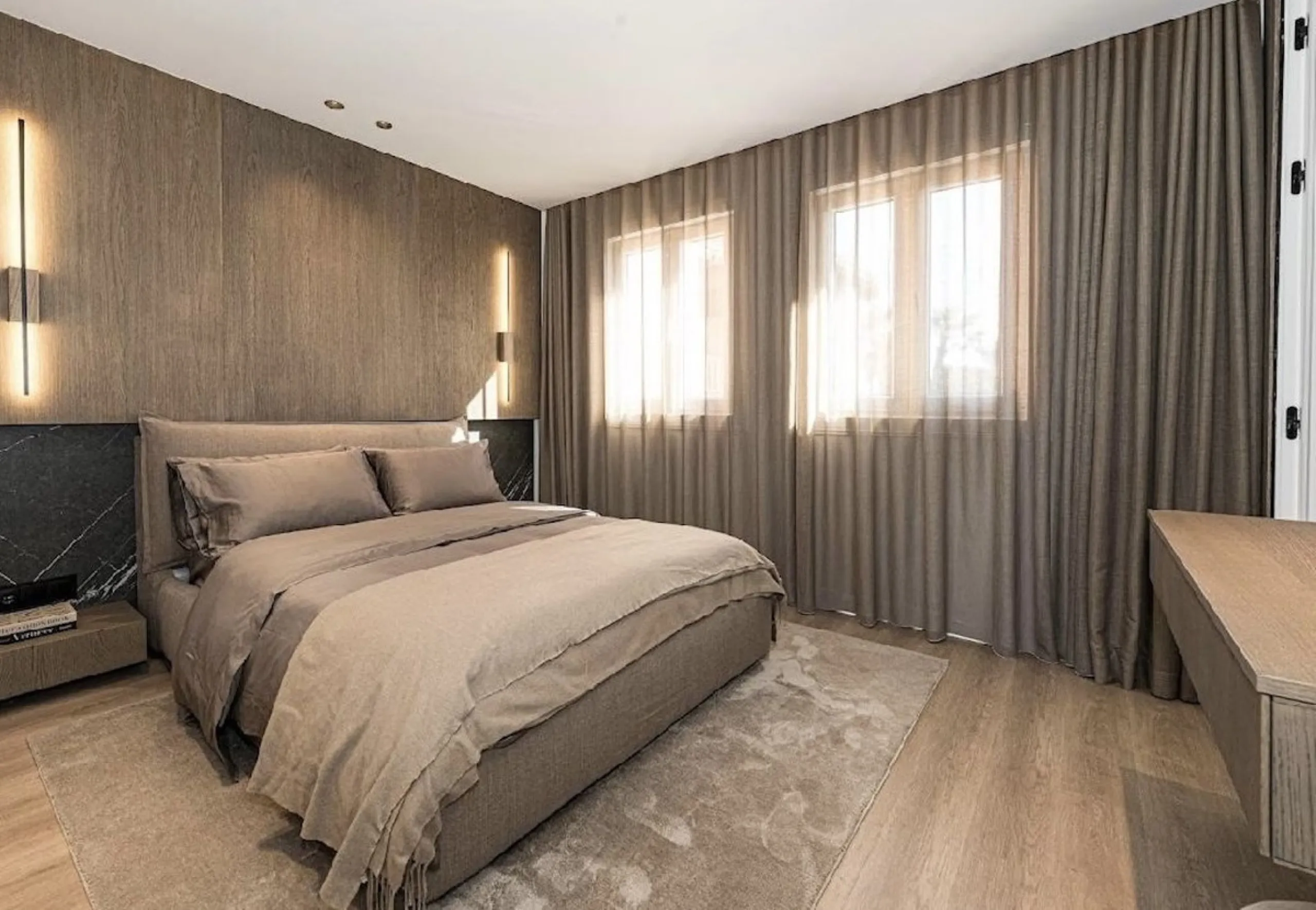 Located in the prestigious urbanisation of Monte Halcones, this stylish, fully renovated townhouse offers the perfect blend of modern design, comfort, and prime location. Set within one of Benahavís' most sought-after residential areas, the property enjoy
