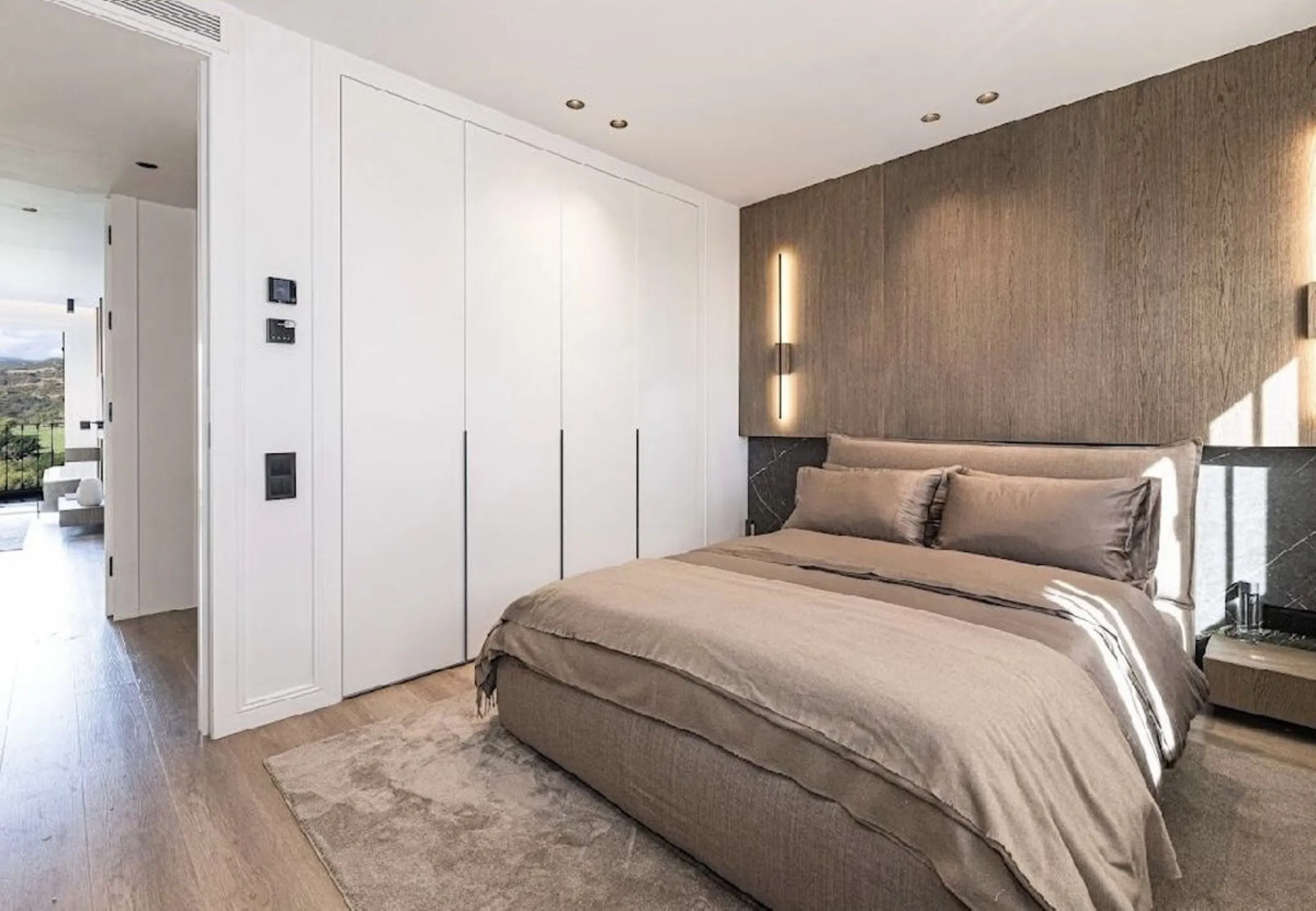 Located in the prestigious urbanisation of Monte Halcones, this stylish, fully renovated townhouse offers the perfect blend of modern design, comfort, and prime location. Set within one of Benahavís' most sought-after residential areas, the property enjoy