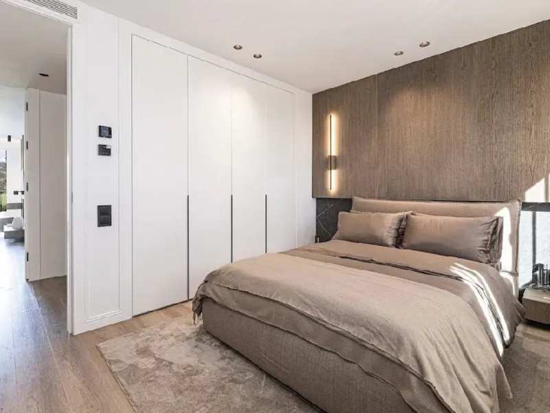 Located in the prestigious urbanisation of Monte Halcones, this stylish, fully renovated townhouse offers the perfect blend of modern design, comfort, and prime location. Set within one of Benahavís' most sought-after residential areas, the property enjoy