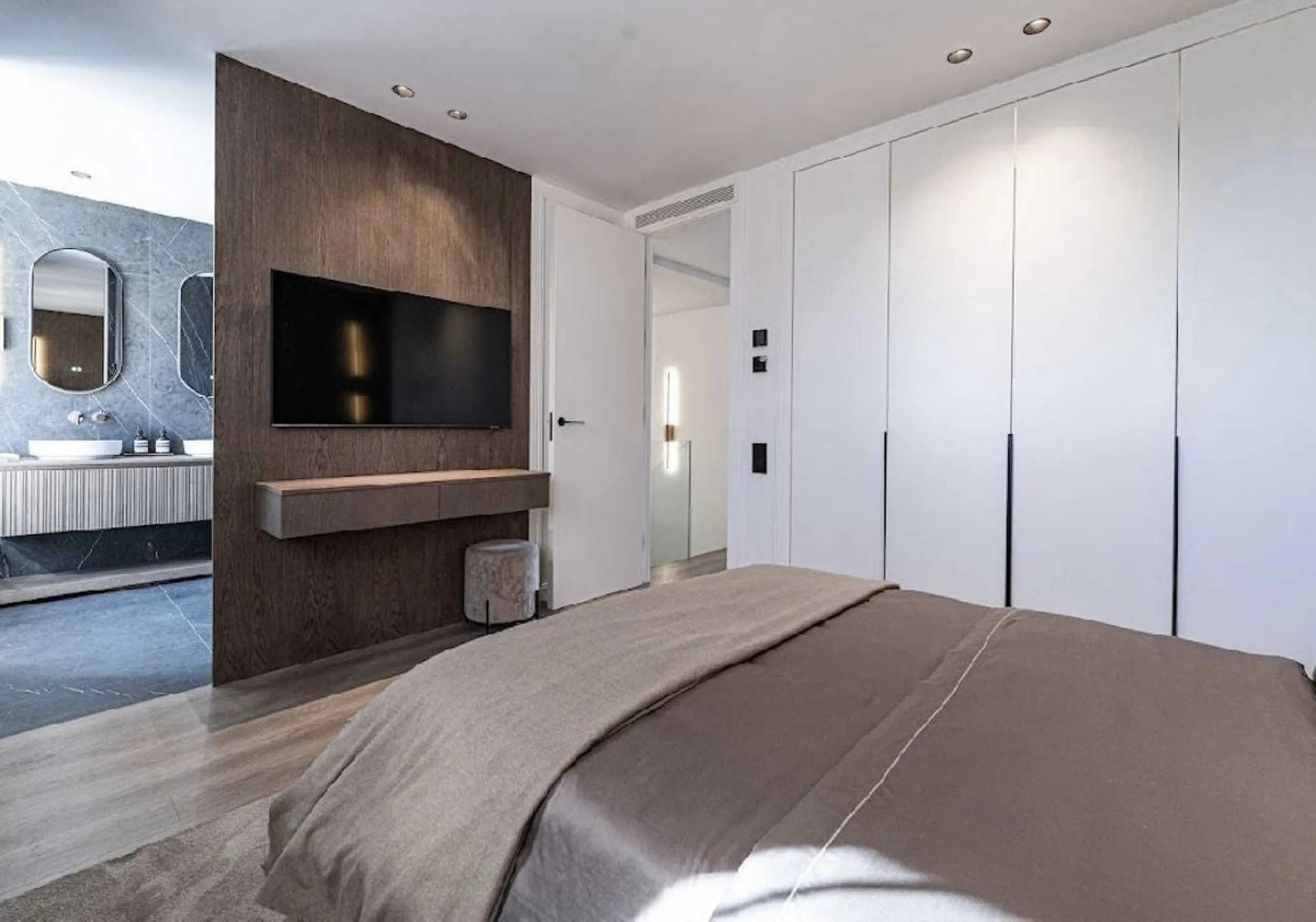 Located in the prestigious urbanisation of Monte Halcones, this stylish, fully renovated townhouse offers the perfect blend of modern design, comfort, and prime location. Set within one of Benahavís' most sought-after residential areas, the property enjoy