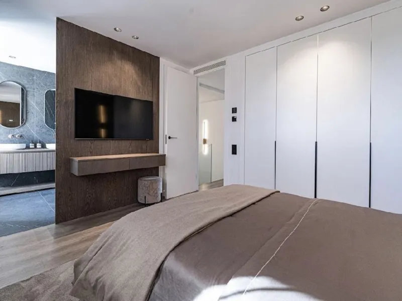 Located in the prestigious urbanisation of Monte Halcones, this stylish, fully renovated townhouse offers the perfect blend of modern design, comfort, and prime location. Set within one of Benahavís' most sought-after residential areas, the property enjoy