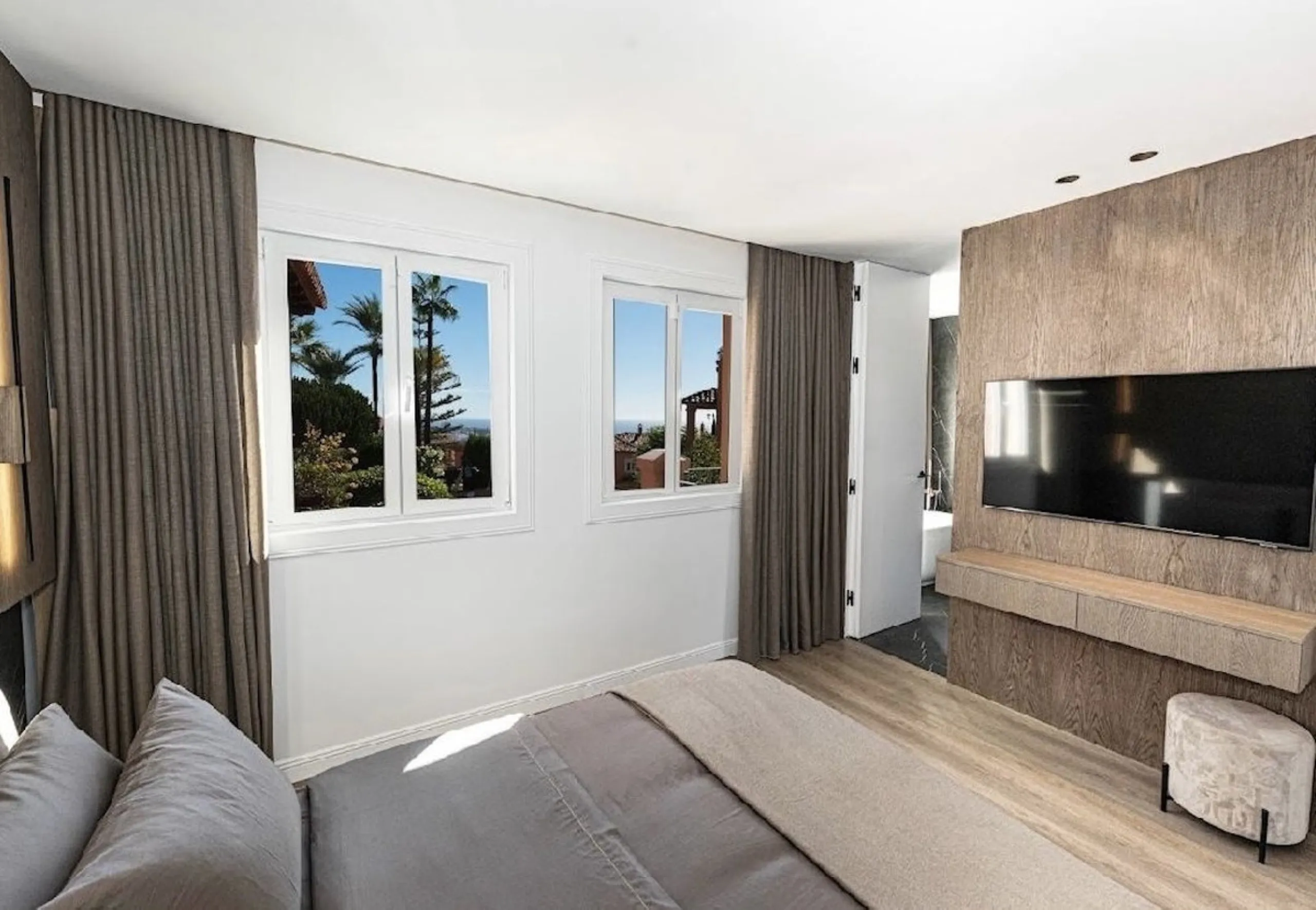 Located in the prestigious urbanisation of Monte Halcones, this stylish, fully renovated townhouse offers the perfect blend of modern design, comfort, and prime location. Set within one of Benahavís' most sought-after residential areas, the property enjoy