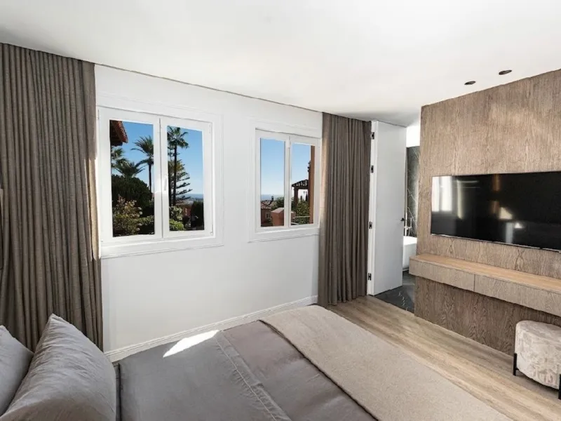 Located in the prestigious urbanisation of Monte Halcones, this stylish, fully renovated townhouse offers the perfect blend of modern design, comfort, and prime location. Set within one of Benahavís' most sought-after residential areas, the property enjoy