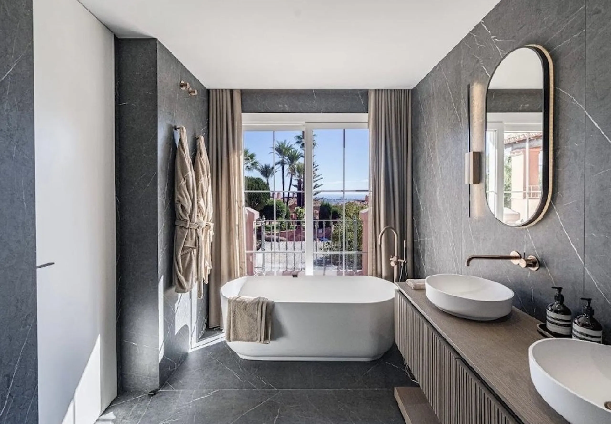 Located in the prestigious urbanisation of Monte Halcones, this stylish, fully renovated townhouse offers the perfect blend of modern design, comfort, and prime location. Set within one of Benahavís' most sought-after residential areas, the property enjoy