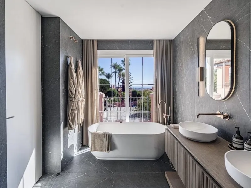 Located in the prestigious urbanisation of Monte Halcones, this stylish, fully renovated townhouse offers the perfect blend of modern design, comfort, and prime location. Set within one of Benahavís' most sought-after residential areas, the property enjoy