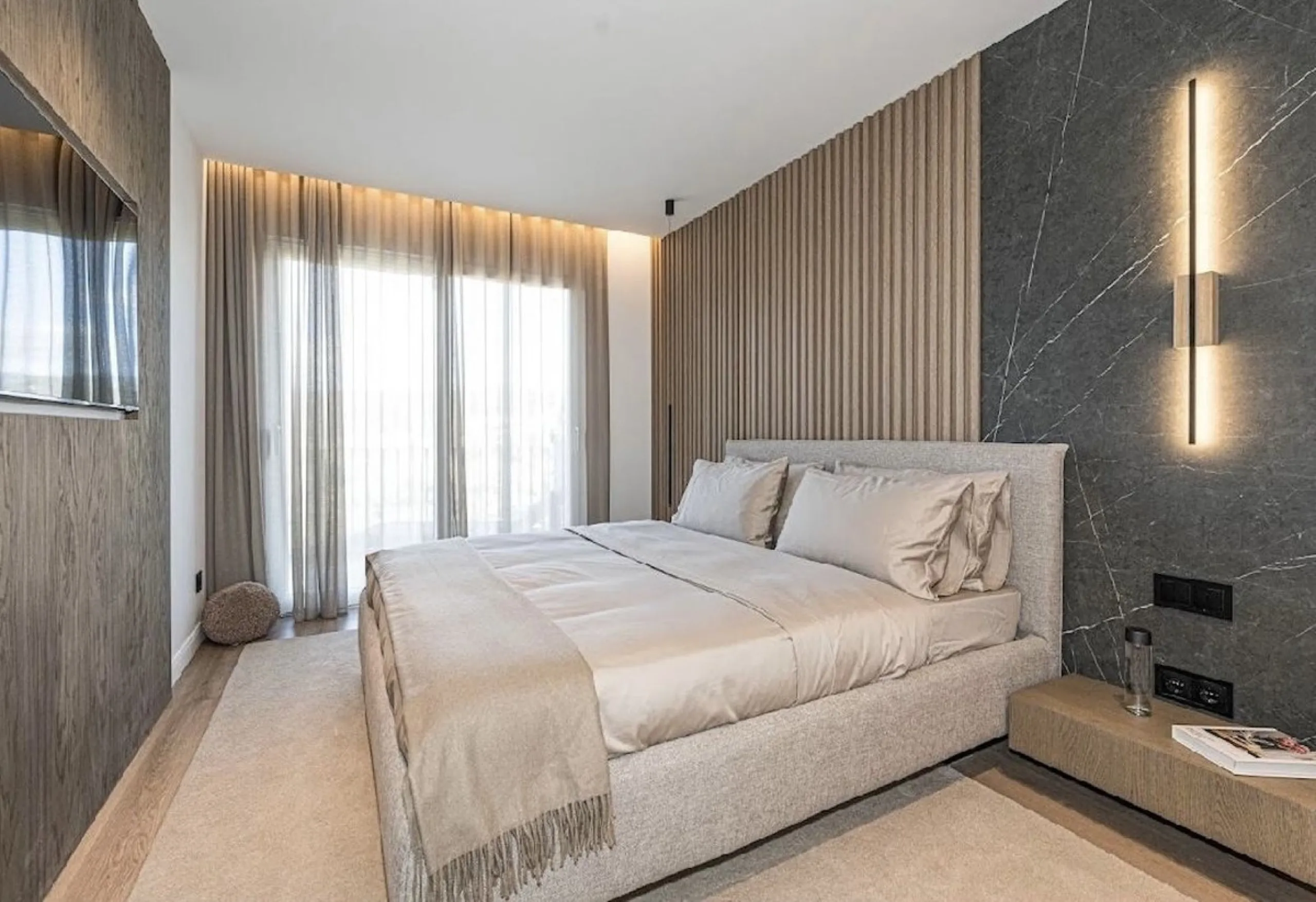 Located in the prestigious urbanisation of Monte Halcones, this stylish, fully renovated townhouse offers the perfect blend of modern design, comfort, and prime location. Set within one of Benahavís' most sought-after residential areas, the property enjoy