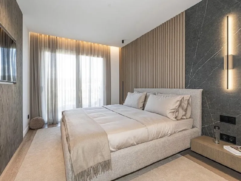 Located in the prestigious urbanisation of Monte Halcones, this stylish, fully renovated townhouse offers the perfect blend of modern design, comfort, and prime location. Set within one of Benahavís' most sought-after residential areas, the property enjoy