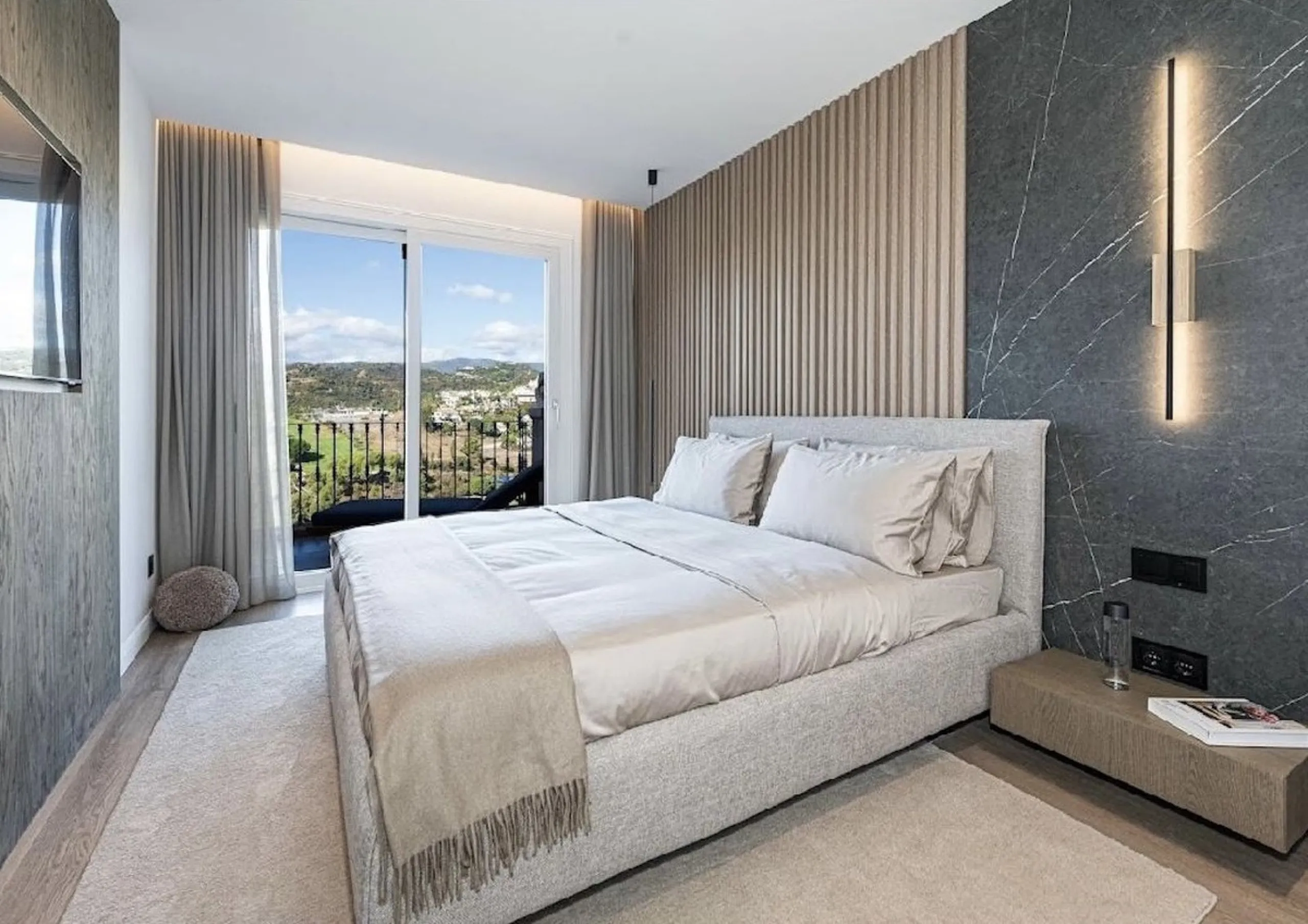 Located in the prestigious urbanisation of Monte Halcones, this stylish, fully renovated townhouse offers the perfect blend of modern design, comfort, and prime location. Set within one of Benahavís' most sought-after residential areas, the property enjoy