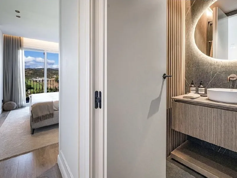 Located in the prestigious urbanisation of Monte Halcones, this stylish, fully renovated townhouse offers the perfect blend of modern design, comfort, and prime location. Set within one of Benahavís' most sought-after residential areas, the property enjoy