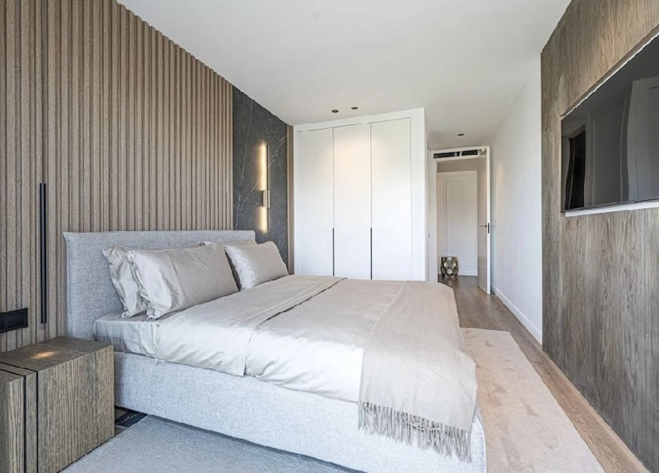 Located in the prestigious urbanisation of Monte Halcones, this stylish, fully renovated townhouse offers the perfect blend of modern design, comfort, and prime location. Set within one of Benahavís' most sought-after residential areas, the property enjoy