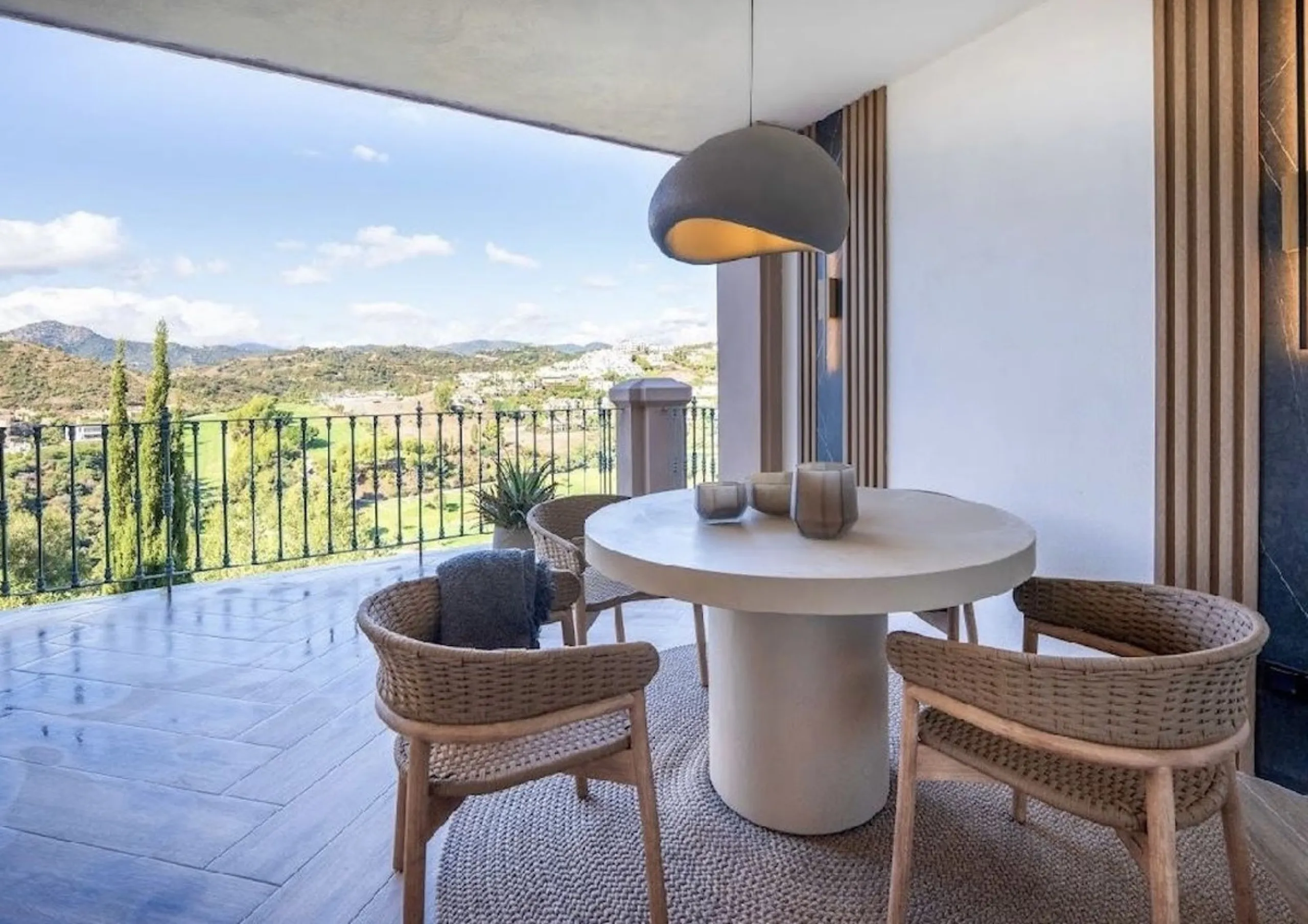 Located in the prestigious urbanisation of Monte Halcones, this stylish, fully renovated townhouse offers the perfect blend of modern design, comfort, and prime location. Set within one of Benahavís' most sought-after residential areas, the property enjoy