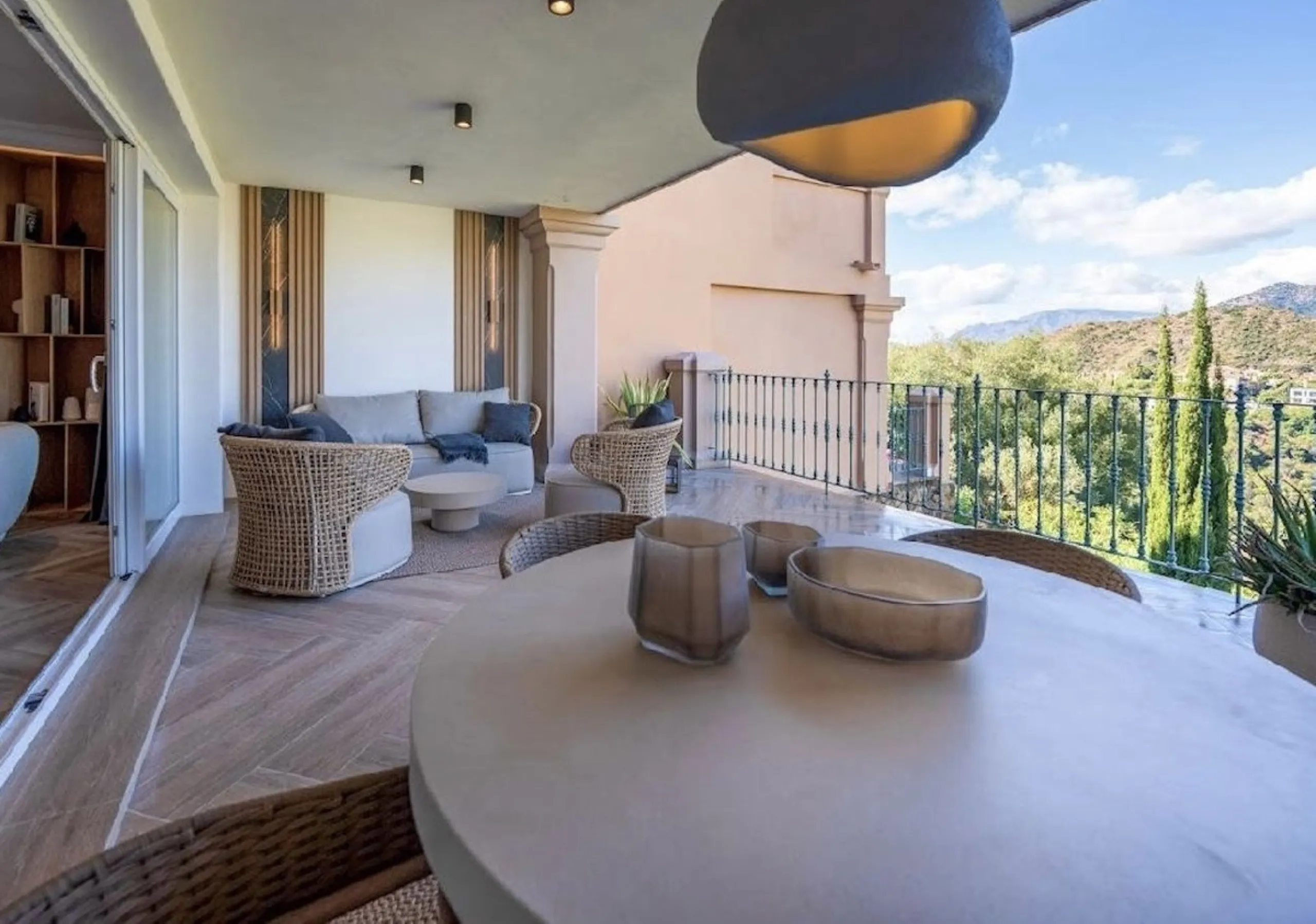 Located in the prestigious urbanisation of Monte Halcones, this stylish, fully renovated townhouse offers the perfect blend of modern design, comfort, and prime location. Set within one of Benahavís' most sought-after residential areas, the property enjoy