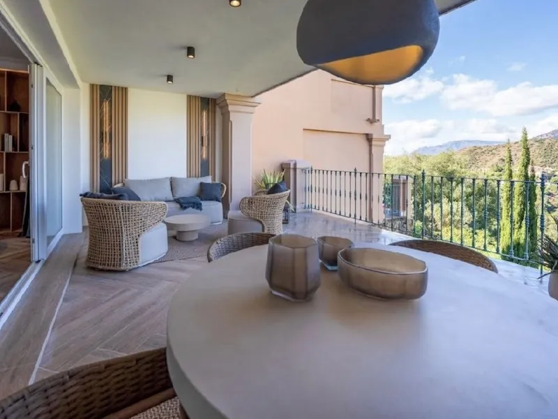 Located in the prestigious urbanisation of Monte Halcones, this stylish, fully renovated townhouse offers the perfect blend of modern design, comfort, and prime location. Set within one of Benahavís' most sought-after residential areas, the property enjoy
