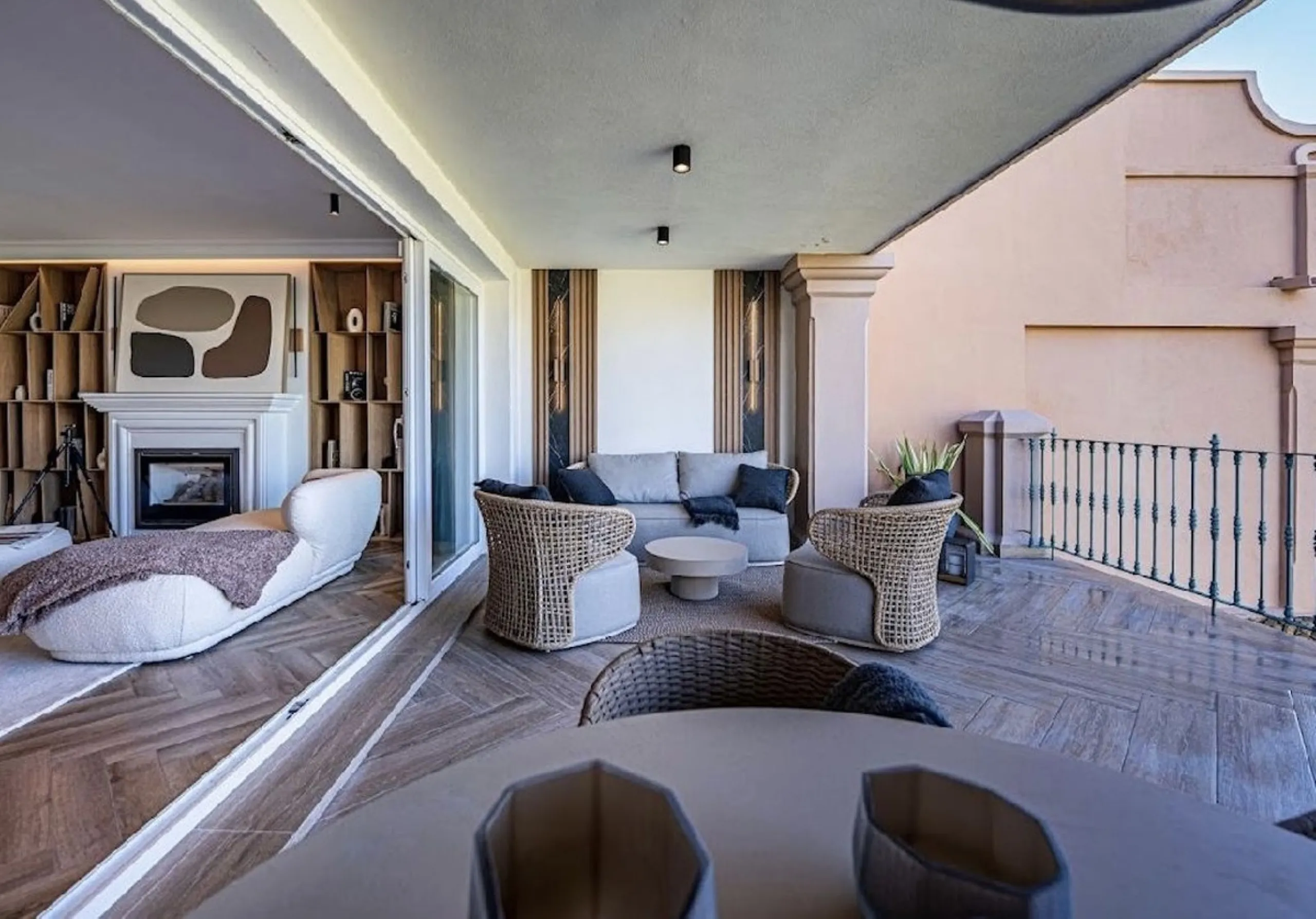 Located in the prestigious urbanisation of Monte Halcones, this stylish, fully renovated townhouse offers the perfect blend of modern design, comfort, and prime location. Set within one of Benahavís' most sought-after residential areas, the property enjoy