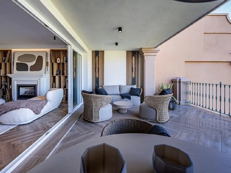 Located in the prestigious urbanisation of Monte Halcones, this stylish, fully renovated townhouse offers the perfect blend of modern design, comfort, and prime location. Set within one of Benahavís' most sought-after residential areas, the property enjoy