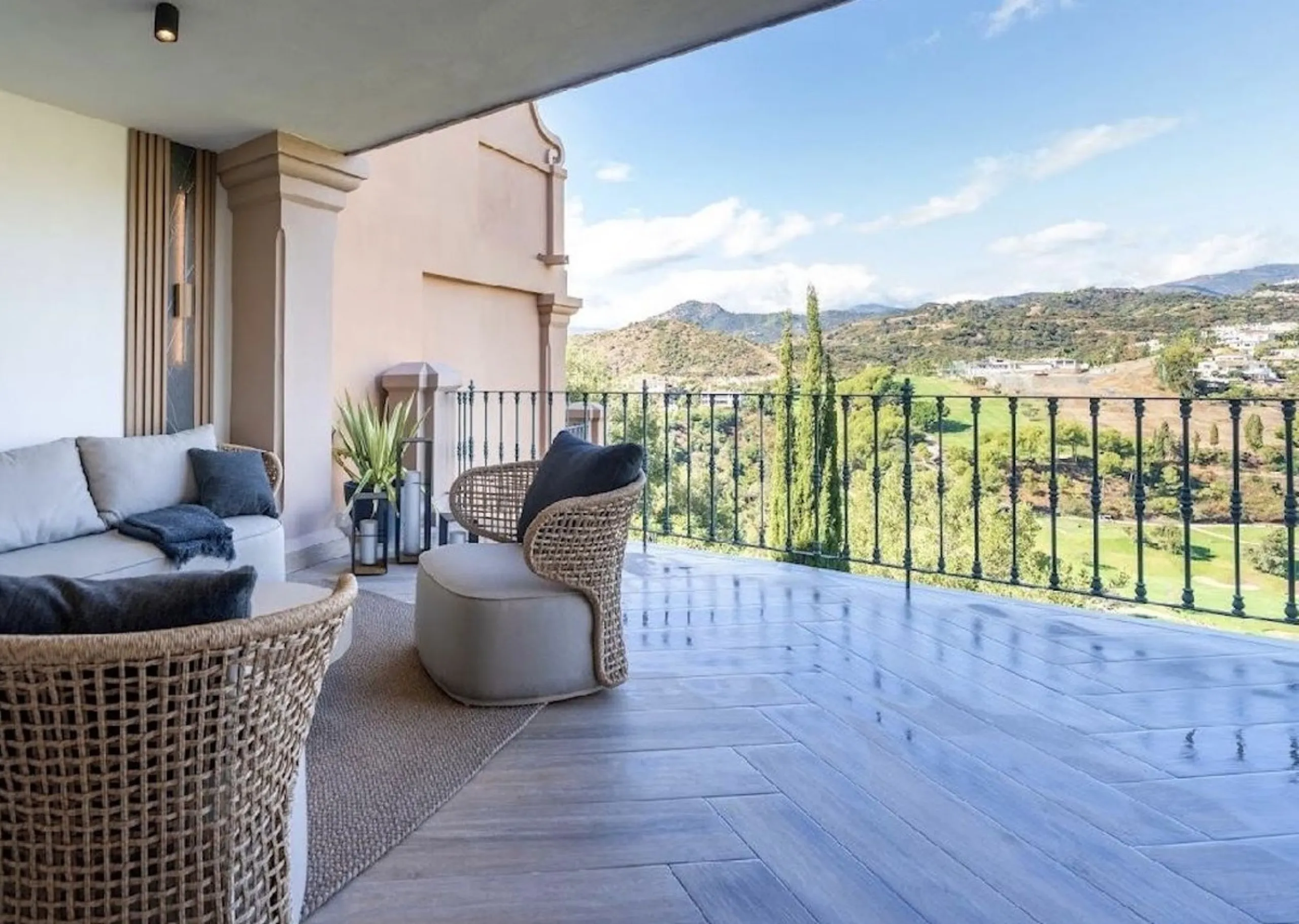 Located in the prestigious urbanisation of Monte Halcones, this stylish, fully renovated townhouse offers the perfect blend of modern design, comfort, and prime location. Set within one of Benahavís' most sought-after residential areas, the property enjoy