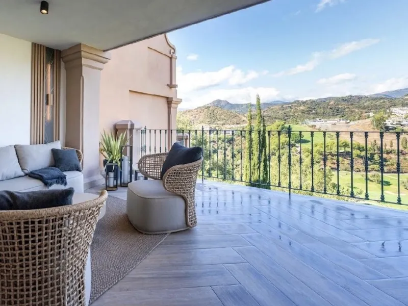 Located in the prestigious urbanisation of Monte Halcones, this stylish, fully renovated townhouse offers the perfect blend of modern design, comfort, and prime location. Set within one of Benahavís' most sought-after residential areas, the property enjoy