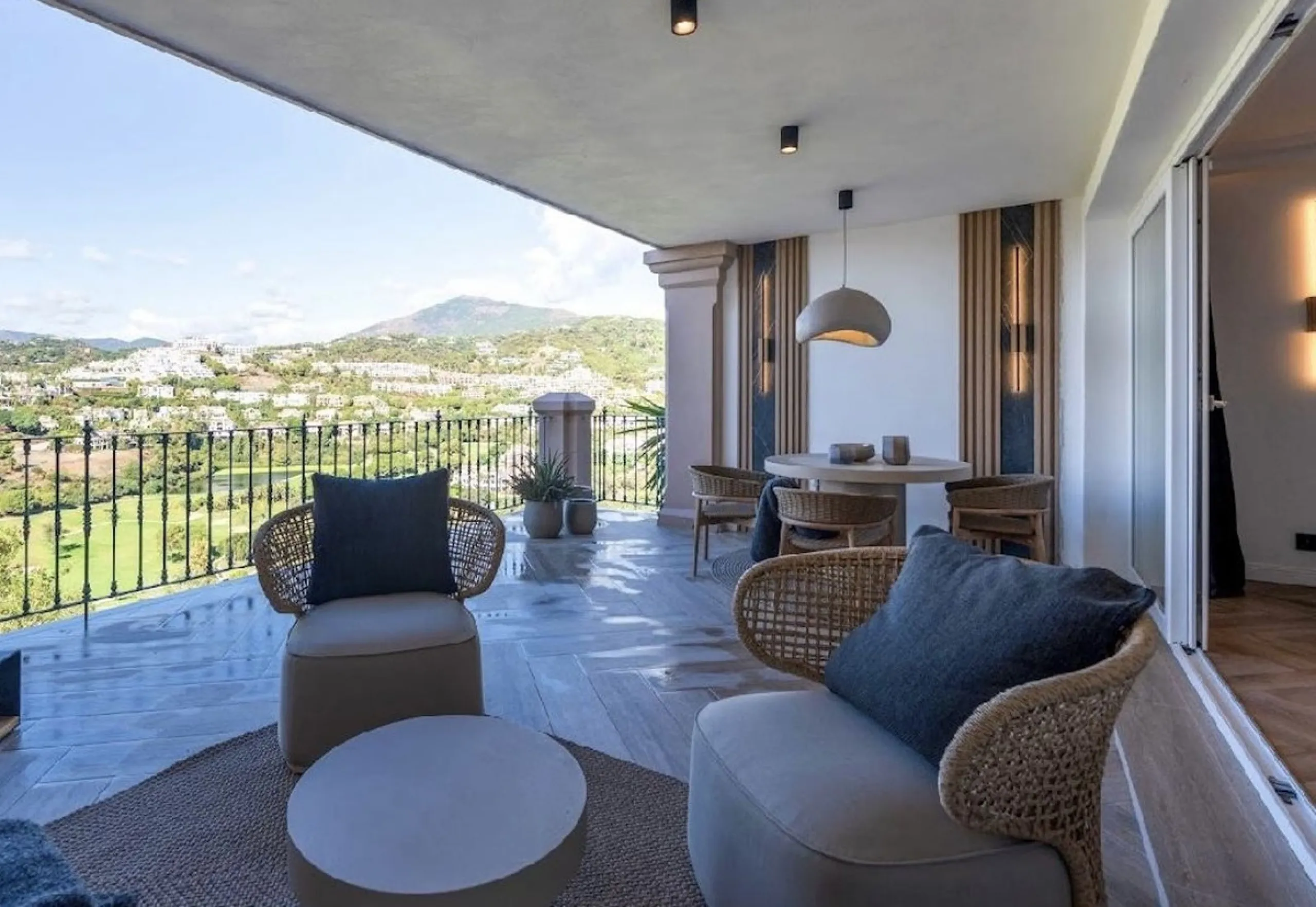 Located in the prestigious urbanisation of Monte Halcones, this stylish, fully renovated townhouse offers the perfect blend of modern design, comfort, and prime location. Set within one of Benahavís' most sought-after residential areas, the property enjoy
