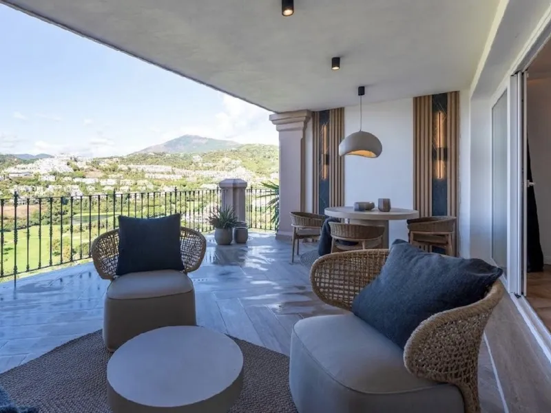 Located in the prestigious urbanisation of Monte Halcones, this stylish, fully renovated townhouse offers the perfect blend of modern design, comfort, and prime location. Set within one of Benahavís' most sought-after residential areas, the property enjoy