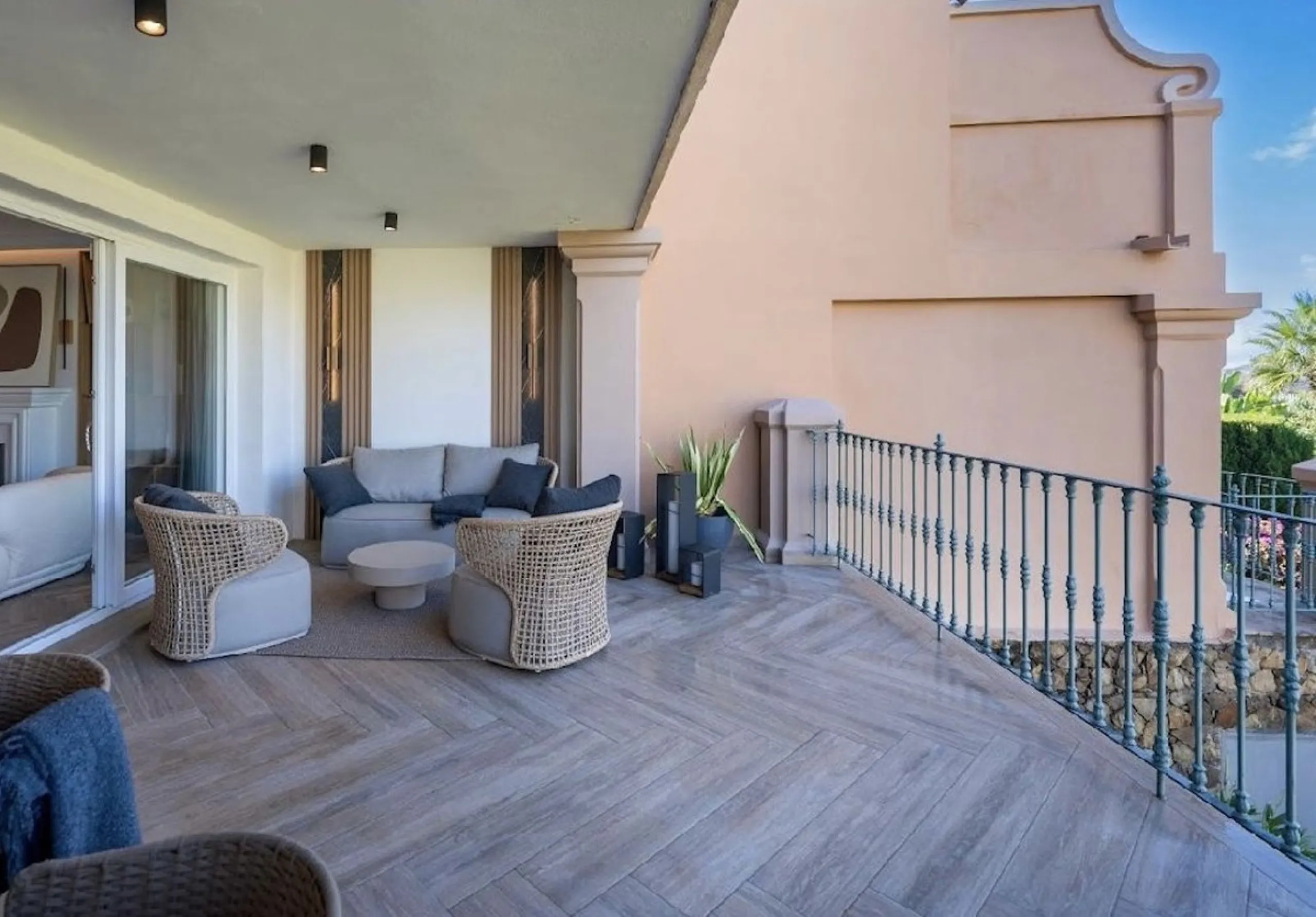 Located in the prestigious urbanisation of Monte Halcones, this stylish, fully renovated townhouse offers the perfect blend of modern design, comfort, and prime location. Set within one of Benahavís' most sought-after residential areas, the property enjoy