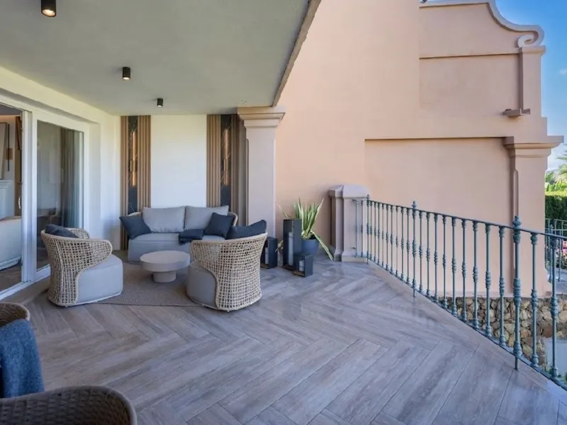 Located in the prestigious urbanisation of Monte Halcones, this stylish, fully renovated townhouse offers the perfect blend of modern design, comfort, and prime location. Set within one of Benahavís' most sought-after residential areas, the property enjoy