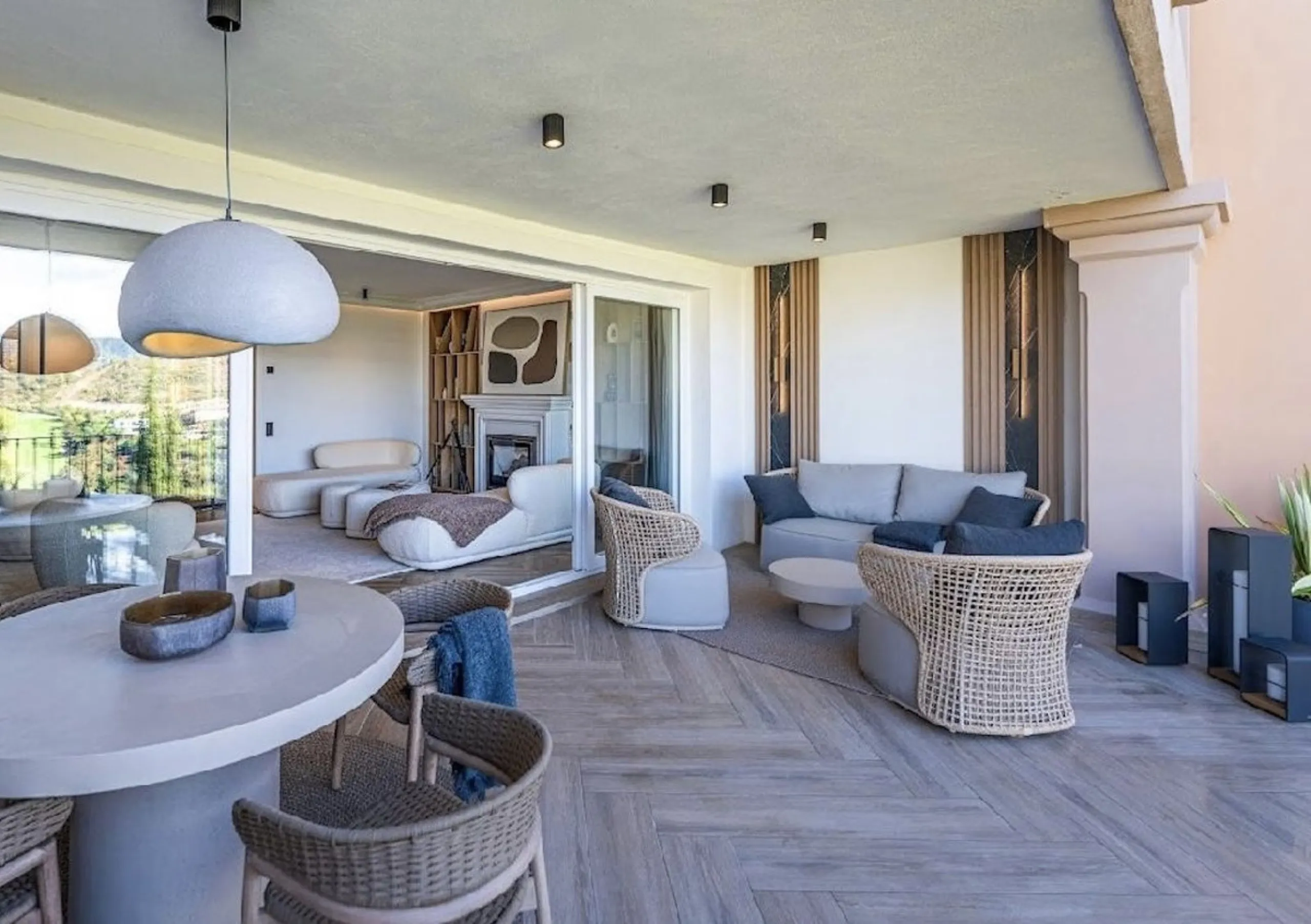 Located in the prestigious urbanisation of Monte Halcones, this stylish, fully renovated townhouse offers the perfect blend of modern design, comfort, and prime location. Set within one of Benahavís' most sought-after residential areas, the property enjoy