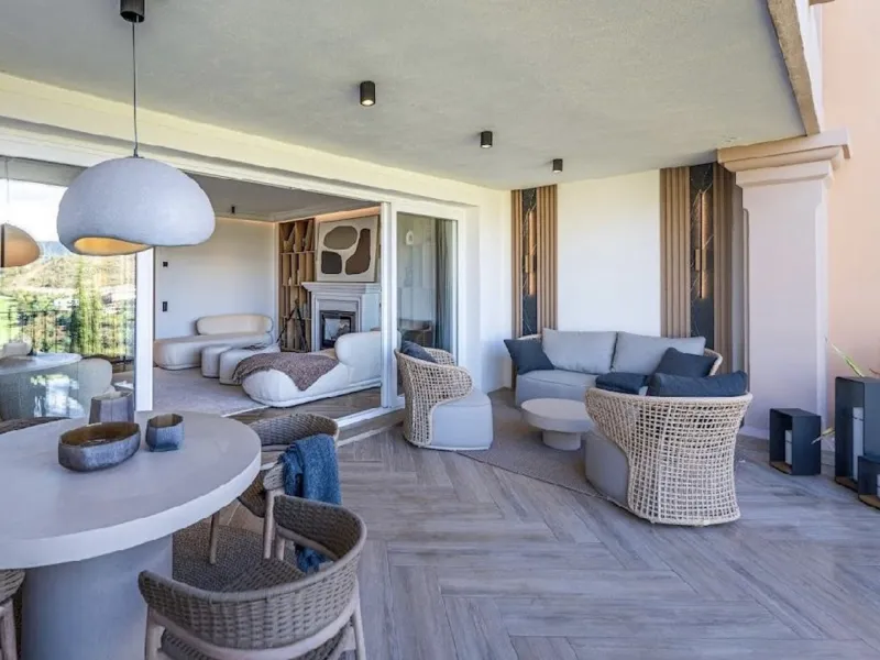 Located in the prestigious urbanisation of Monte Halcones, this stylish, fully renovated townhouse offers the perfect blend of modern design, comfort, and prime location. Set within one of Benahavís' most sought-after residential areas, the property enjoy