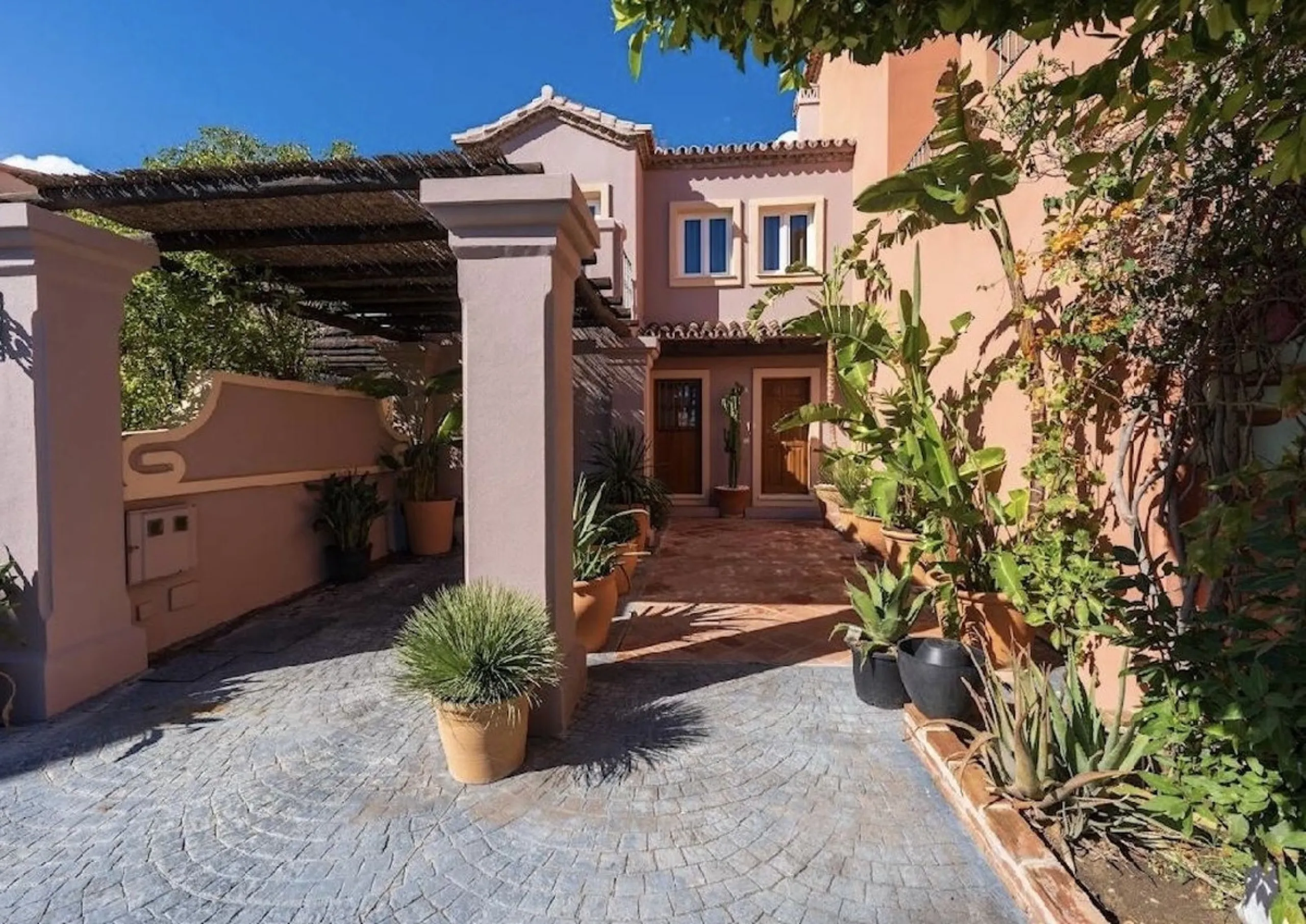 Located in the prestigious urbanisation of Monte Halcones, this stylish, fully renovated townhouse offers the perfect blend of modern design, comfort, and prime location. Set within one of Benahavís' most sought-after residential areas, the property enjoy
