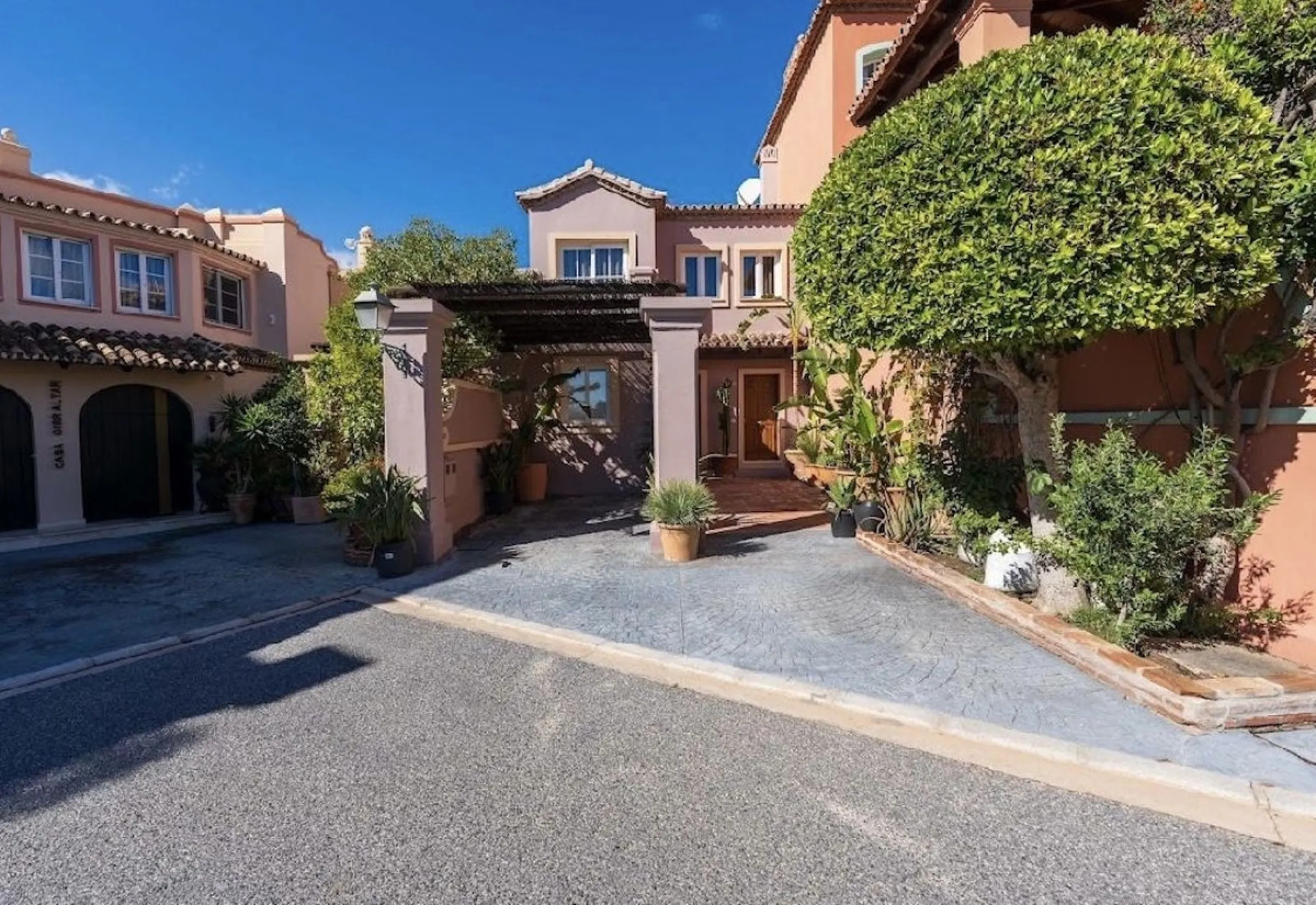 Located in the prestigious urbanisation of Monte Halcones, this stylish, fully renovated townhouse offers the perfect blend of modern design, comfort, and prime location. Set within one of Benahavís' most sought-after residential areas, the property enjoy