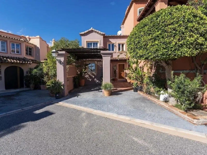 Located in the prestigious urbanisation of Monte Halcones, this stylish, fully renovated townhouse offers the perfect blend of modern design, comfort, and prime location. Set within one of Benahavís' most sought-after residential areas, the property enjoy