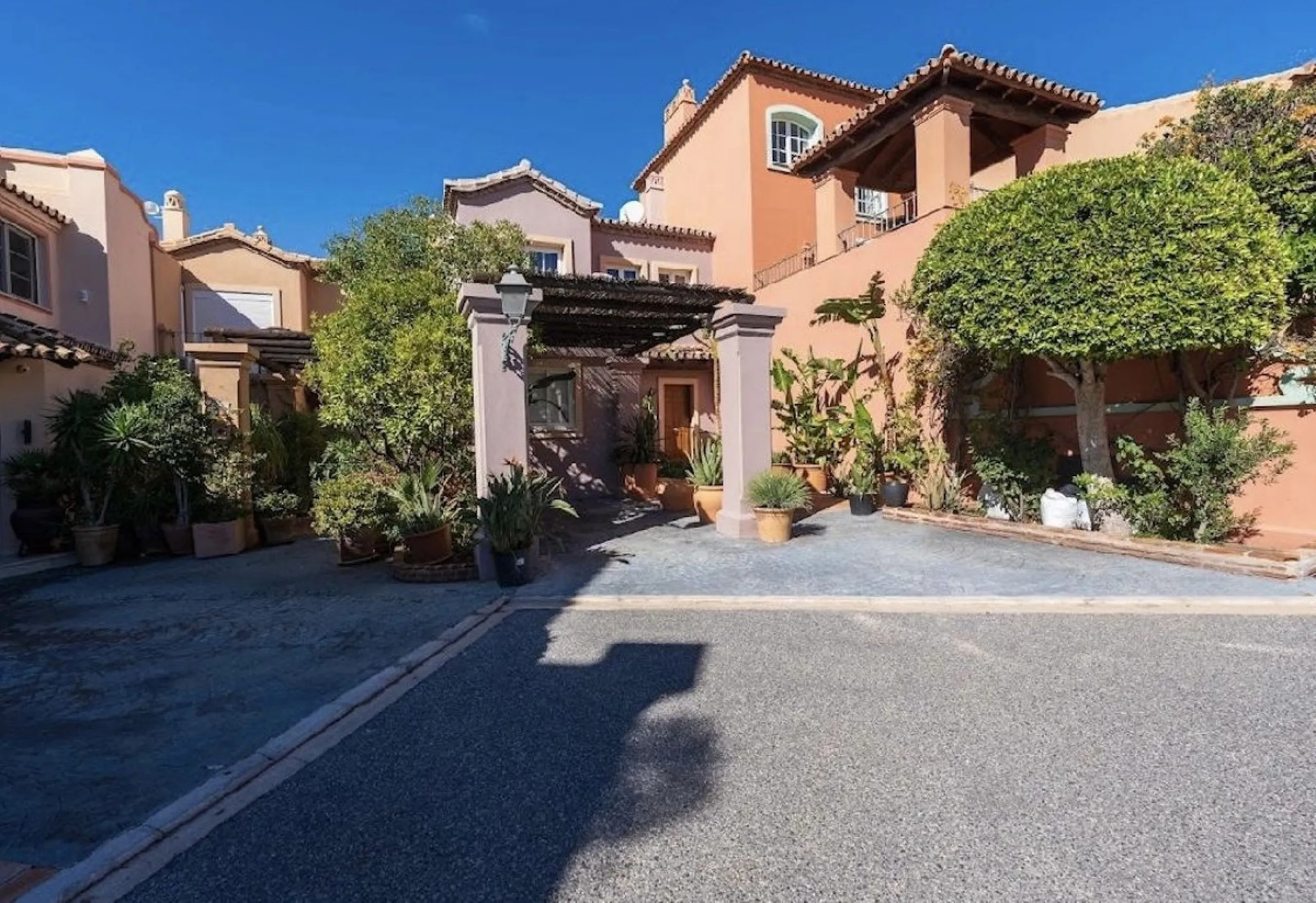Located in the prestigious urbanisation of Monte Halcones, this stylish, fully renovated townhouse offers the perfect blend of modern design, comfort, and prime location. Set within one of Benahavís' most sought-after residential areas, the property enjoy