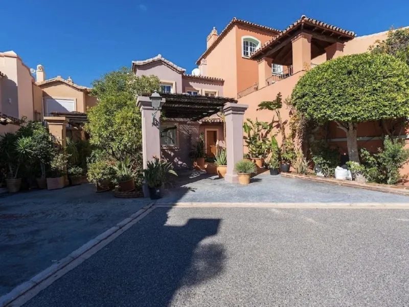 Located in the prestigious urbanisation of Monte Halcones, this stylish, fully renovated townhouse offers the perfect blend of modern design, comfort, and prime location. Set within one of Benahavís' most sought-after residential areas, the property enjoy