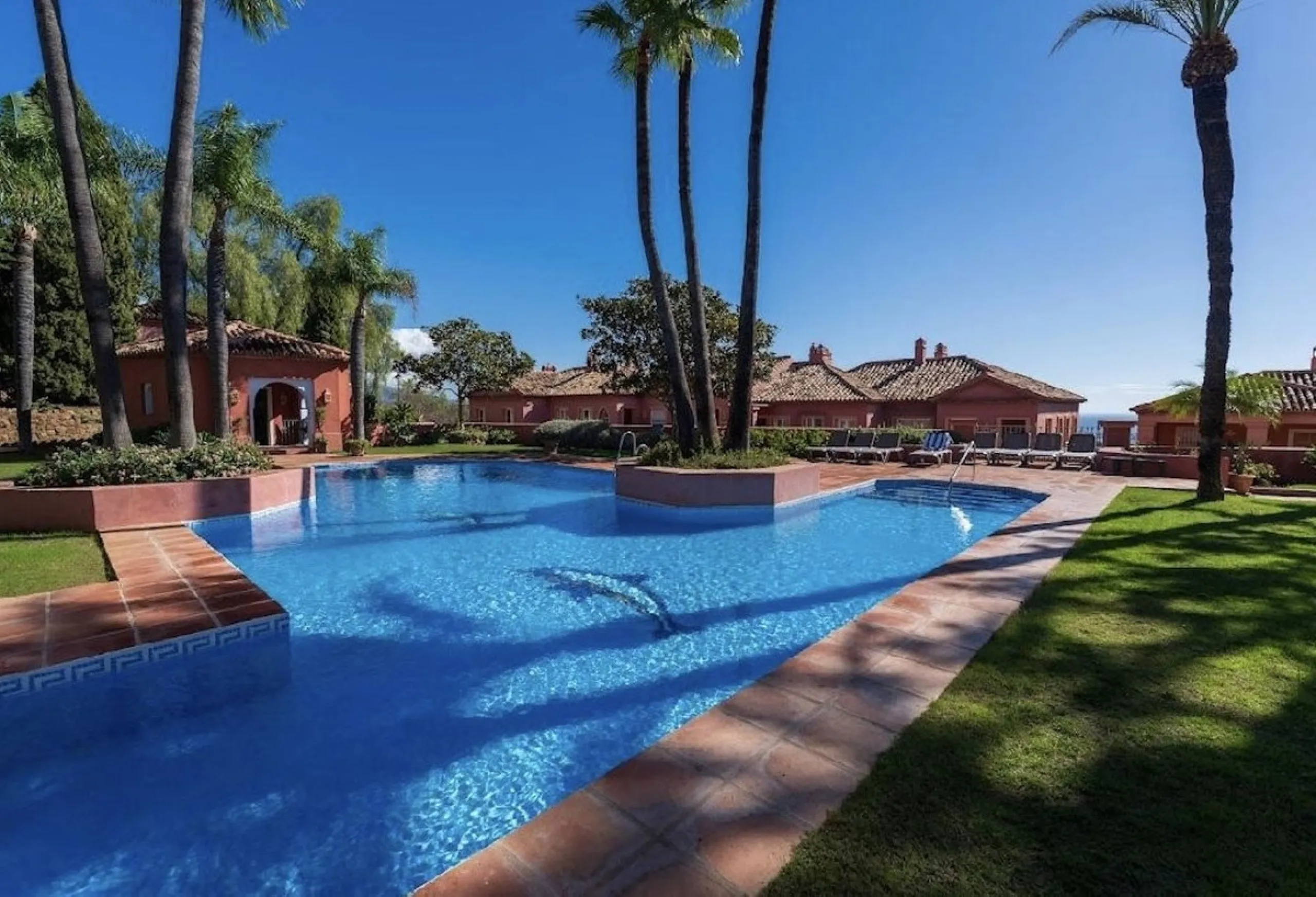 Located in the prestigious urbanisation of Monte Halcones, this stylish, fully renovated townhouse offers the perfect blend of modern design, comfort, and prime location. Set within one of Benahavís' most sought-after residential areas, the property enjoy