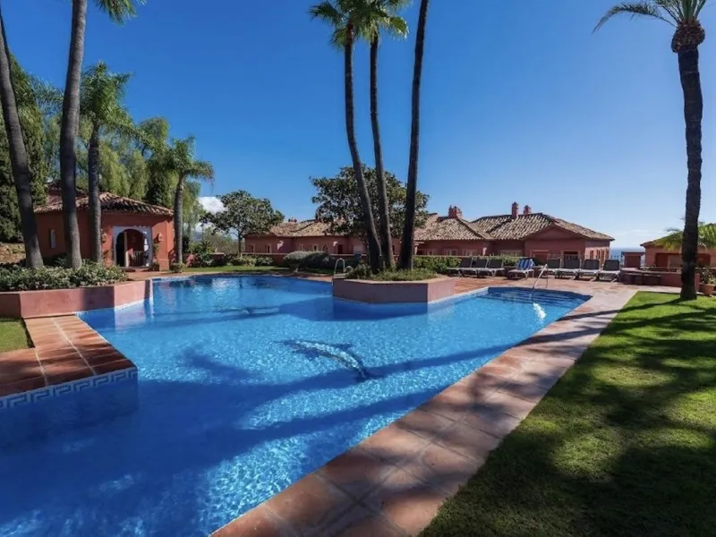 Located in the prestigious urbanisation of Monte Halcones, this stylish, fully renovated townhouse offers the perfect blend of modern design, comfort, and prime location. Set within one of Benahavís' most sought-after residential areas, the property enjoy