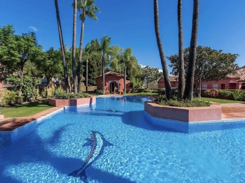 Located in the prestigious urbanisation of Monte Halcones, this stylish, fully renovated townhouse offers the perfect blend of modern design, comfort, and prime location. Set within one of Benahavís' most sought-after residential areas, the property enjoy