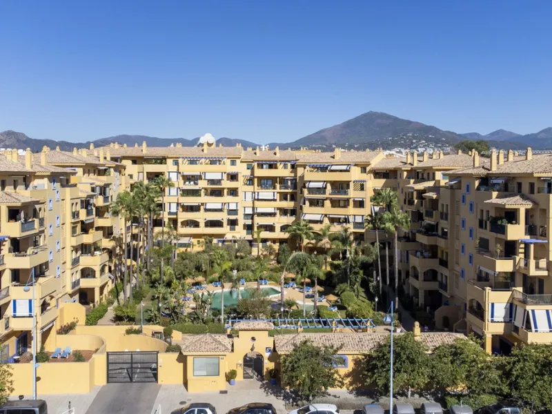 The property is located beachside San Pedro de Alcantara and set within one of the most sought-after areas of the Costa Del Sol. New to the market, we are offering this spacious 2 bedroom apartment for sale which sits on the third floor of the well secure