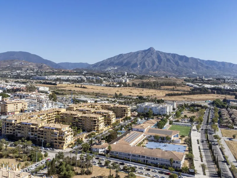The property is located beachside San Pedro de Alcantara and set within one of the most sought-after areas of the Costa Del Sol. New to the market, we are offering this spacious 2 bedroom apartment for sale which sits on the third floor of the well secure