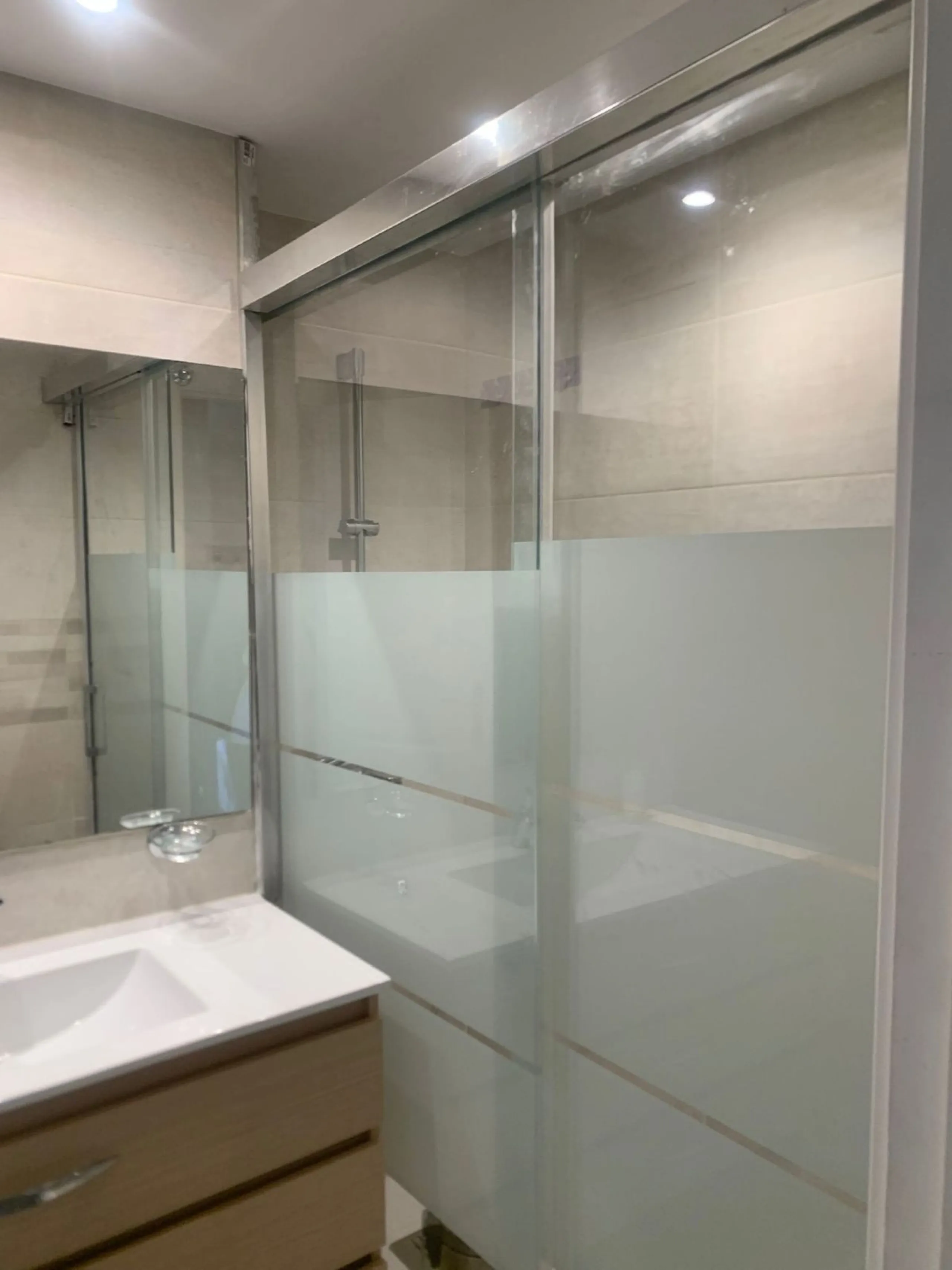 The property is located beachside San Pedro de Alcantara and set within one of the most sought-after areas of the Costa Del Sol. New to the market, we are offering this spacious 2 bedroom apartment for sale which sits on the third floor of the well secure