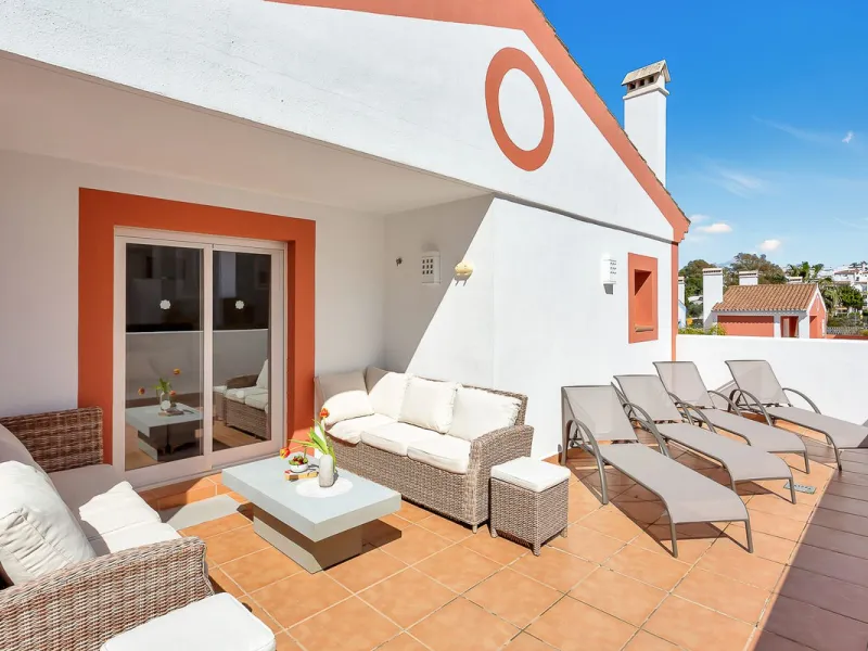 Stunning south-west facing duplex penthouse in charming Cortijo del Mar on the New Golden Mile, Estepona. This renowned resort like community allows holiday rentals and the property comes with valid Tourist Licence for maximum convenience.