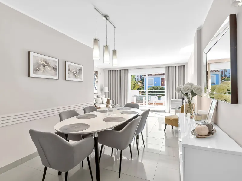 Stunning south-west facing duplex penthouse in charming Cortijo del Mar on the New Golden Mile, Estepona. This renowned resort like community allows holiday rentals and the property comes with valid Tourist Licence for maximum convenience.