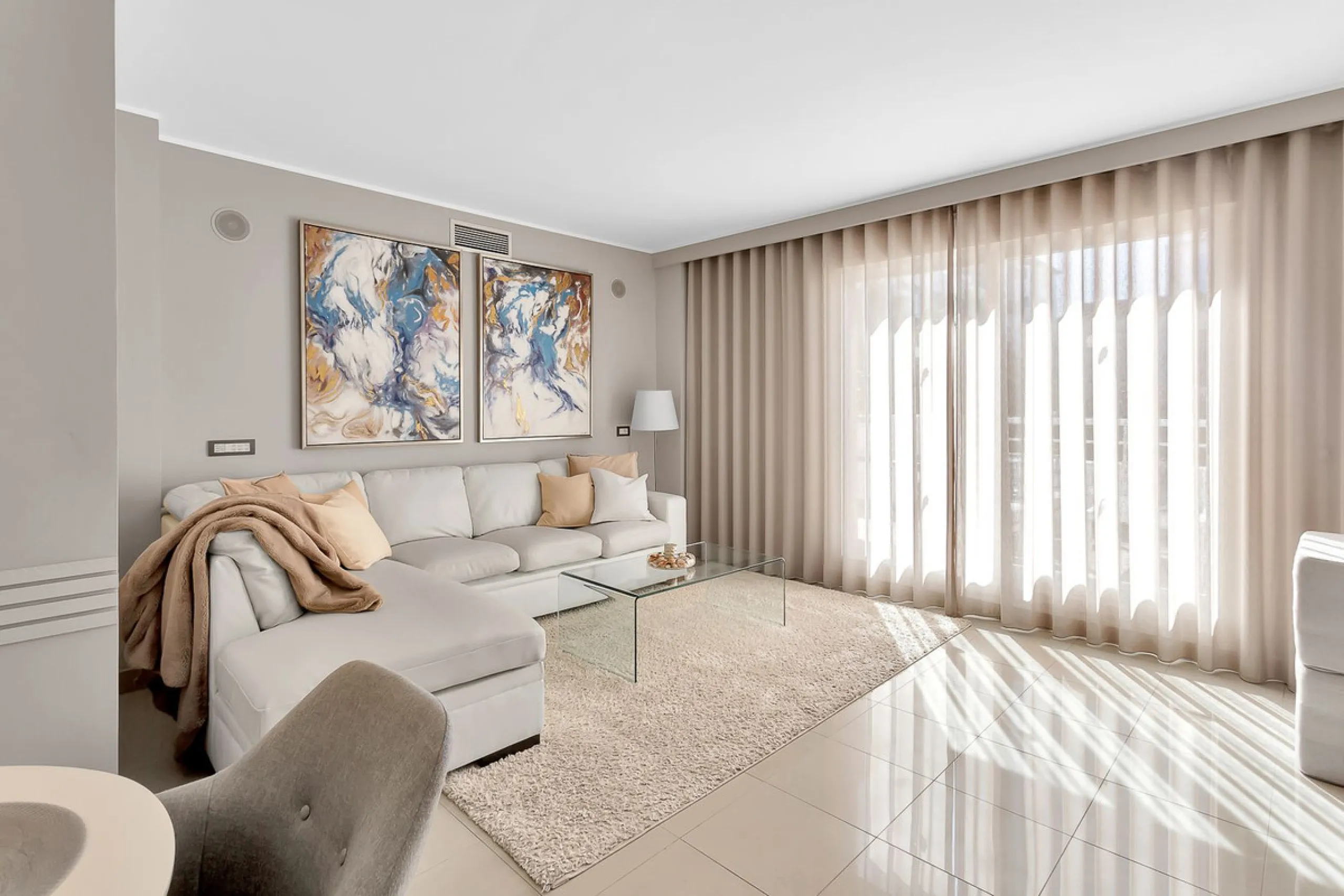 Stunning south-west facing duplex penthouse in charming Cortijo del Mar on the New Golden Mile, Estepona. This renowned resort like community allows holiday rentals and the property comes with valid Tourist Licence for maximum convenience.