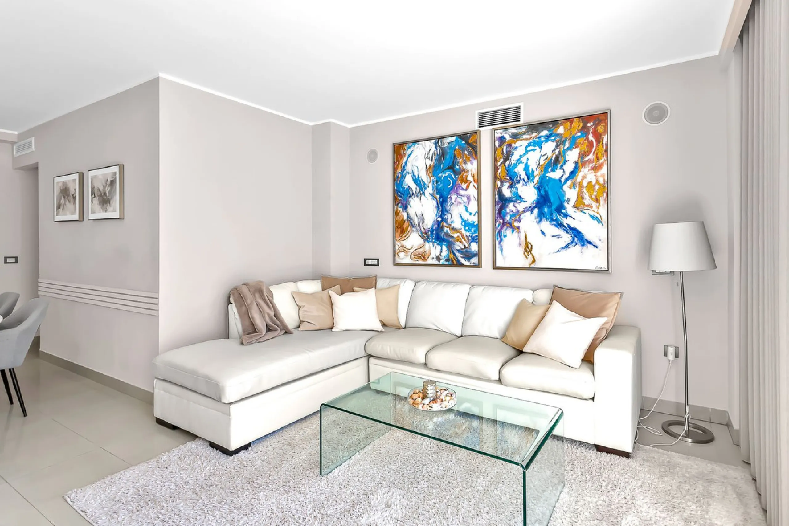 Stunning south-west facing duplex penthouse in charming Cortijo del Mar on the New Golden Mile, Estepona. This renowned resort like community allows holiday rentals and the property comes with valid Tourist Licence for maximum convenience.